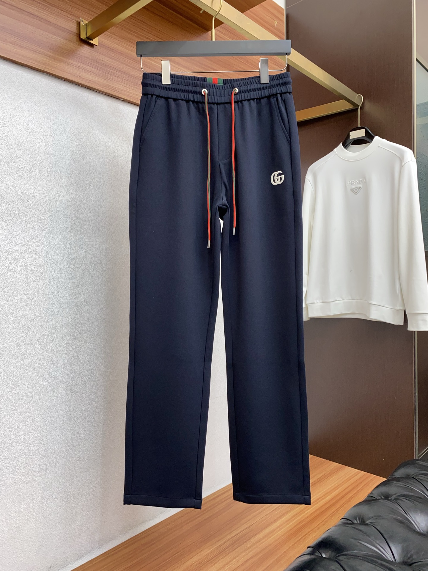 古奇 26春夏最新男士休闲裤！ 简约百搭款，不挑人穿，腰部松紧抽绳设计，良好的修饰身材比例，合体有松量，