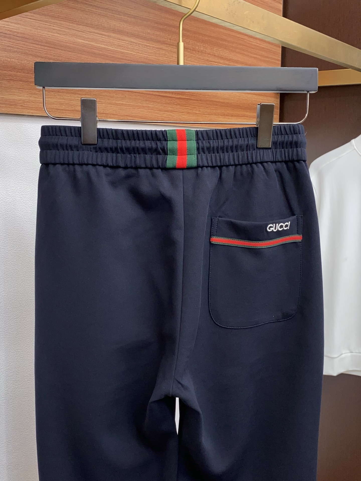 古奇 26春夏最新男士休闲裤！ 简约百搭款，不挑人穿，腰部松紧抽绳设计，良好的修饰身材比例，合体有松量，