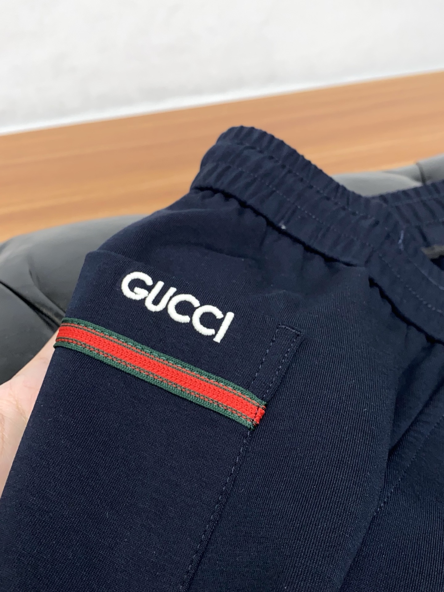 古奇 26春夏最新男士休闲裤！ 简约百搭款，不挑人穿，腰部松紧抽绳设计，良好的修饰身材比例，合体有松量，