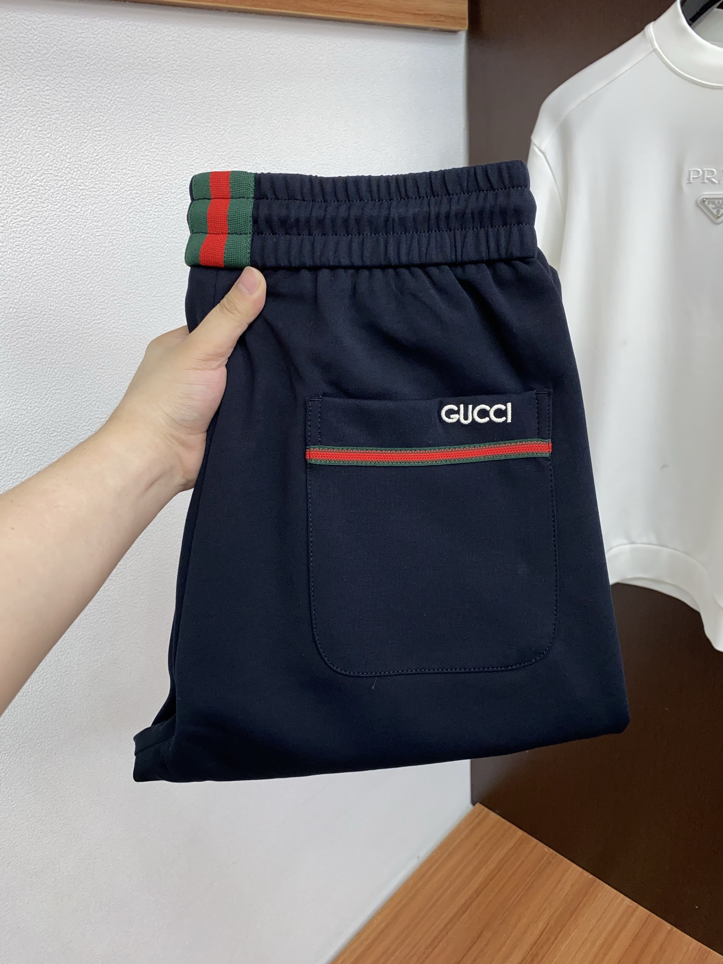 古奇 26春夏最新男士休闲裤！ 简约百搭款，不挑人穿，腰部松紧抽绳设计，良好的修饰身材比例，合体有松量，