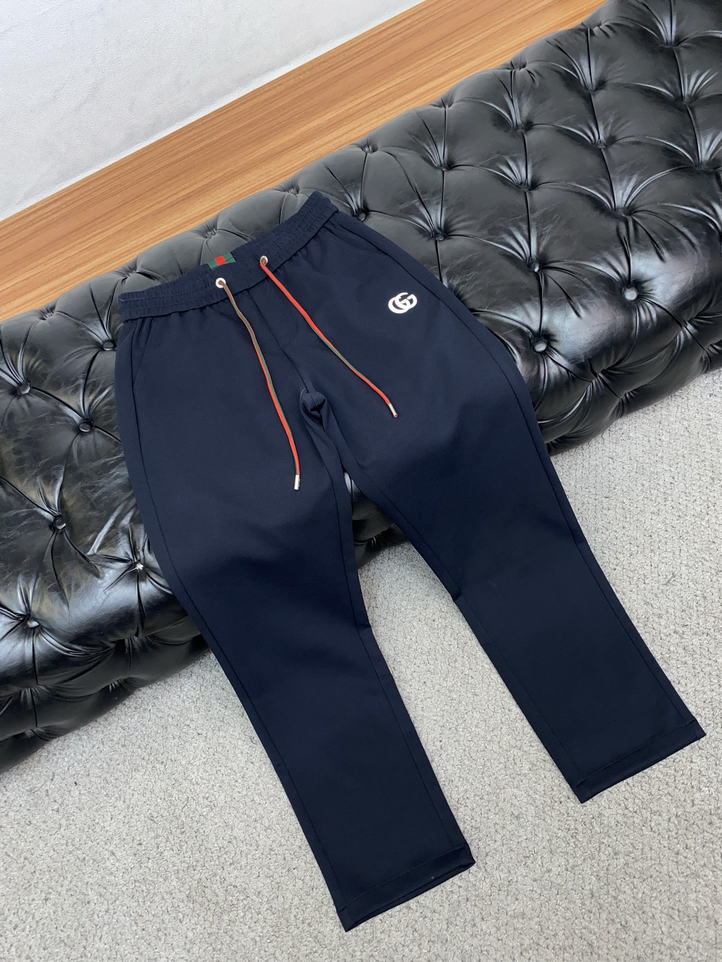 古奇 26春夏最新男士休闲裤！ 简约百搭款，不挑人穿，腰部松紧抽绳设计，良好的修饰身材比例，合体有松量，