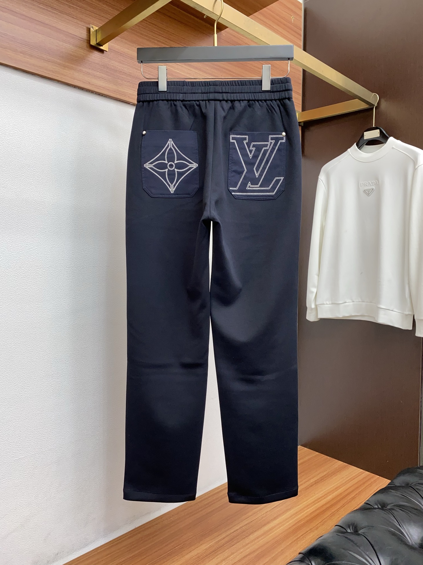 1v路易威登 26春夏最新男士休闲裤！ 简约百搭款，不挑人穿，腰部松紧抽绳设计，良好的修饰身材比例，合体