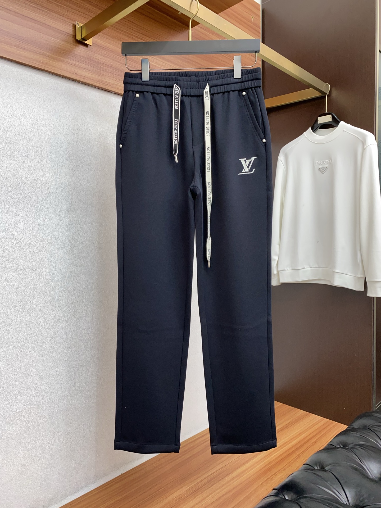 1v路易威登 26春夏最新男士休闲裤！ 简约百搭款，不挑人穿，腰部松紧抽绳设计，良好的修饰身材比例，合体