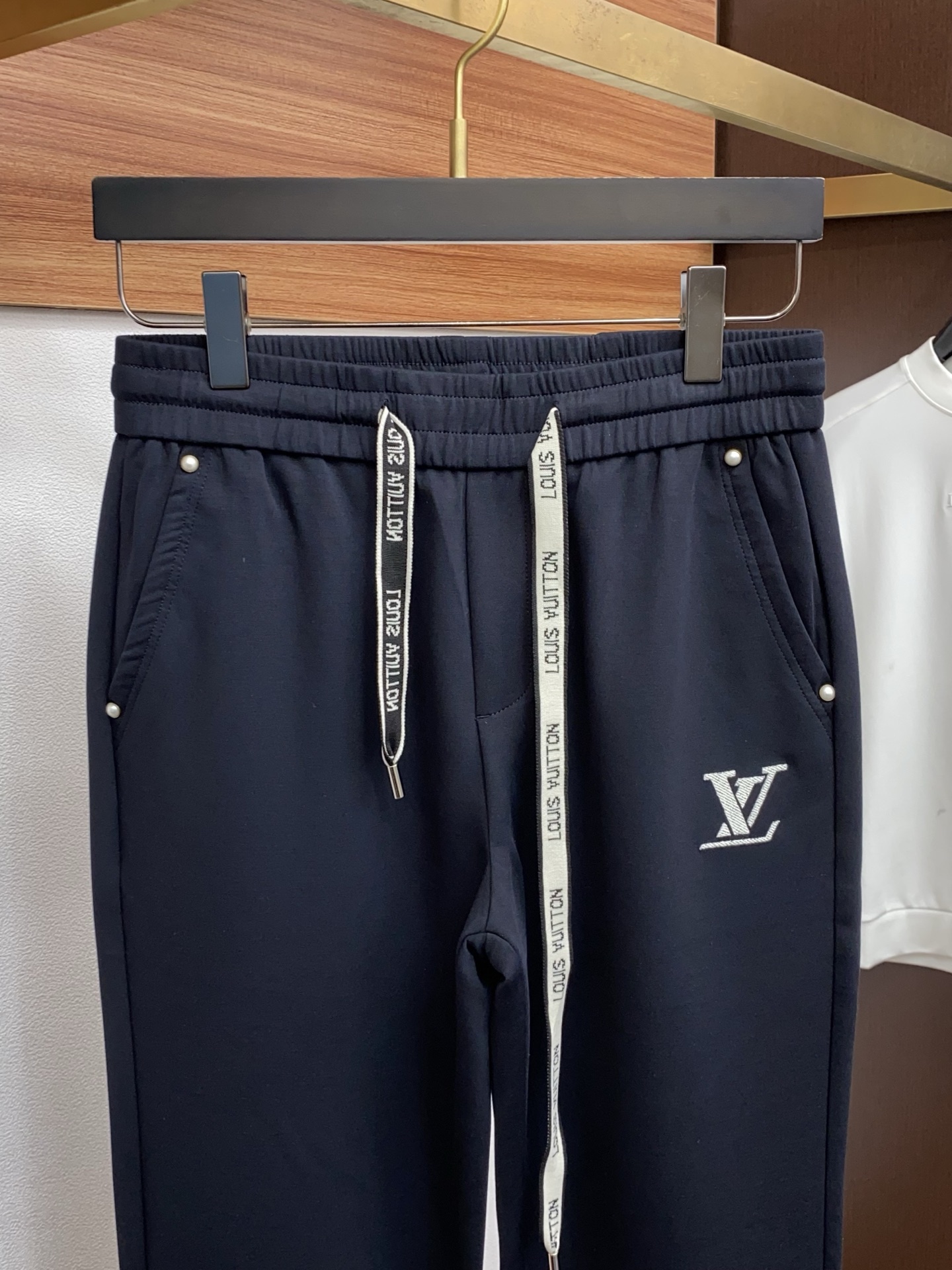 1v路易威登 26春夏最新男士休闲裤！ 简约百搭款，不挑人穿，腰部松紧抽绳设计，良好的修饰身材比例，合体