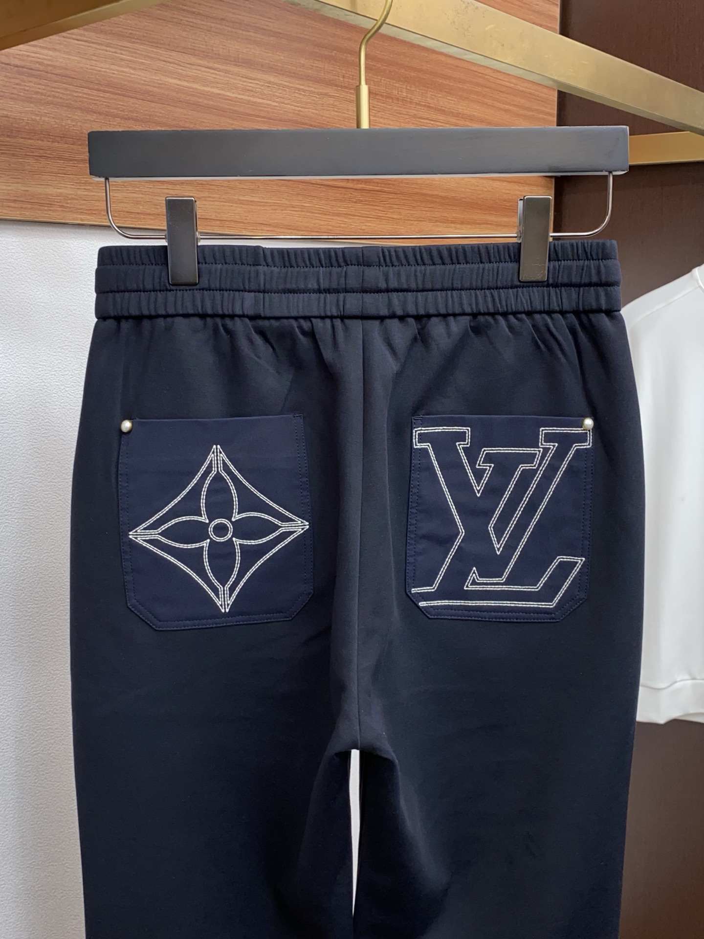 1v路易威登 26春夏最新男士休闲裤！ 简约百搭款，不挑人穿，腰部松紧抽绳设计，良好的修饰身材比例，合体