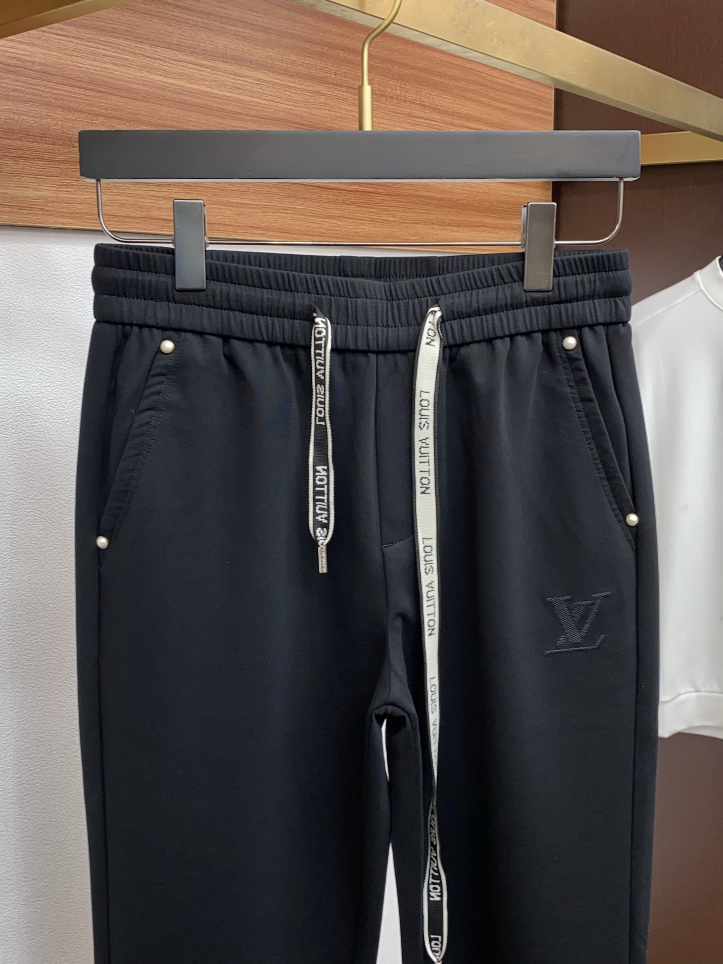 1v路易威登 26春夏最新男士休闲裤！ 简约百搭款，不挑人穿，腰部松紧抽绳设计，良好的修饰身材比例，合体