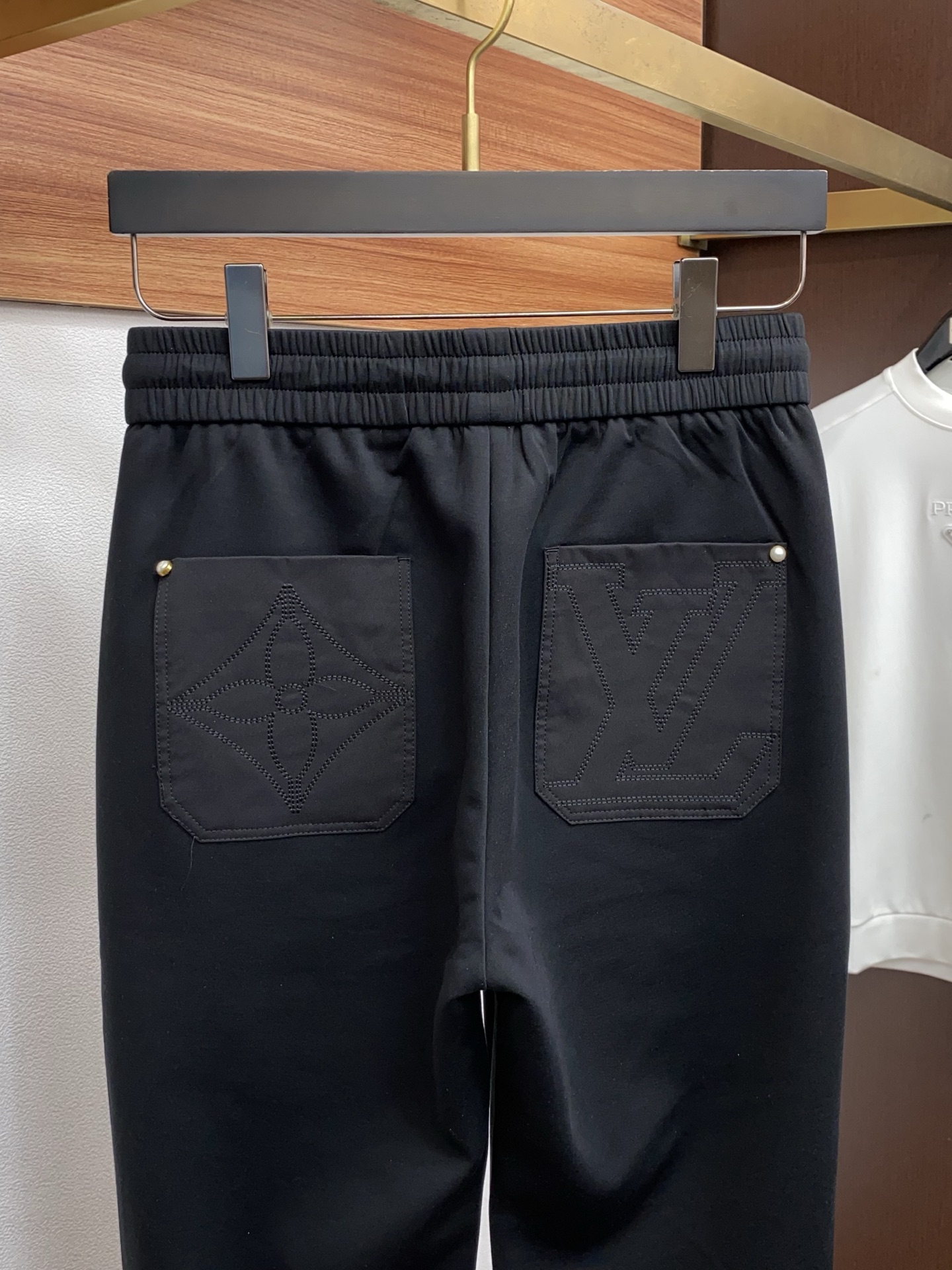 1v路易威登 26春夏最新男士休闲裤！ 简约百搭款，不挑人穿，腰部松紧抽绳设计，良好的修饰身材比例，合体