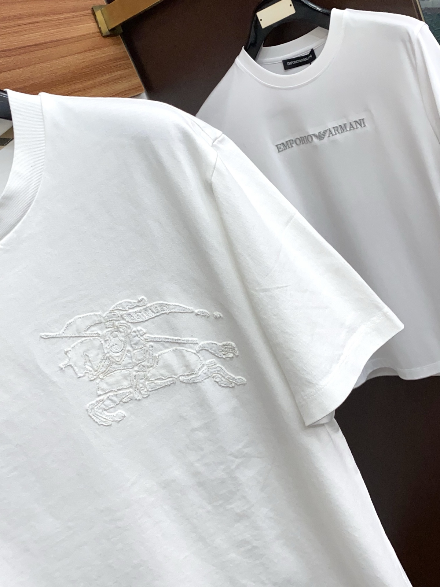 巴宝莉 2026新款AW新品，时尚休闲打短袖 专柜同步有售，定制长绒棉面料，工艺极度复杂，视觉相当雅致时