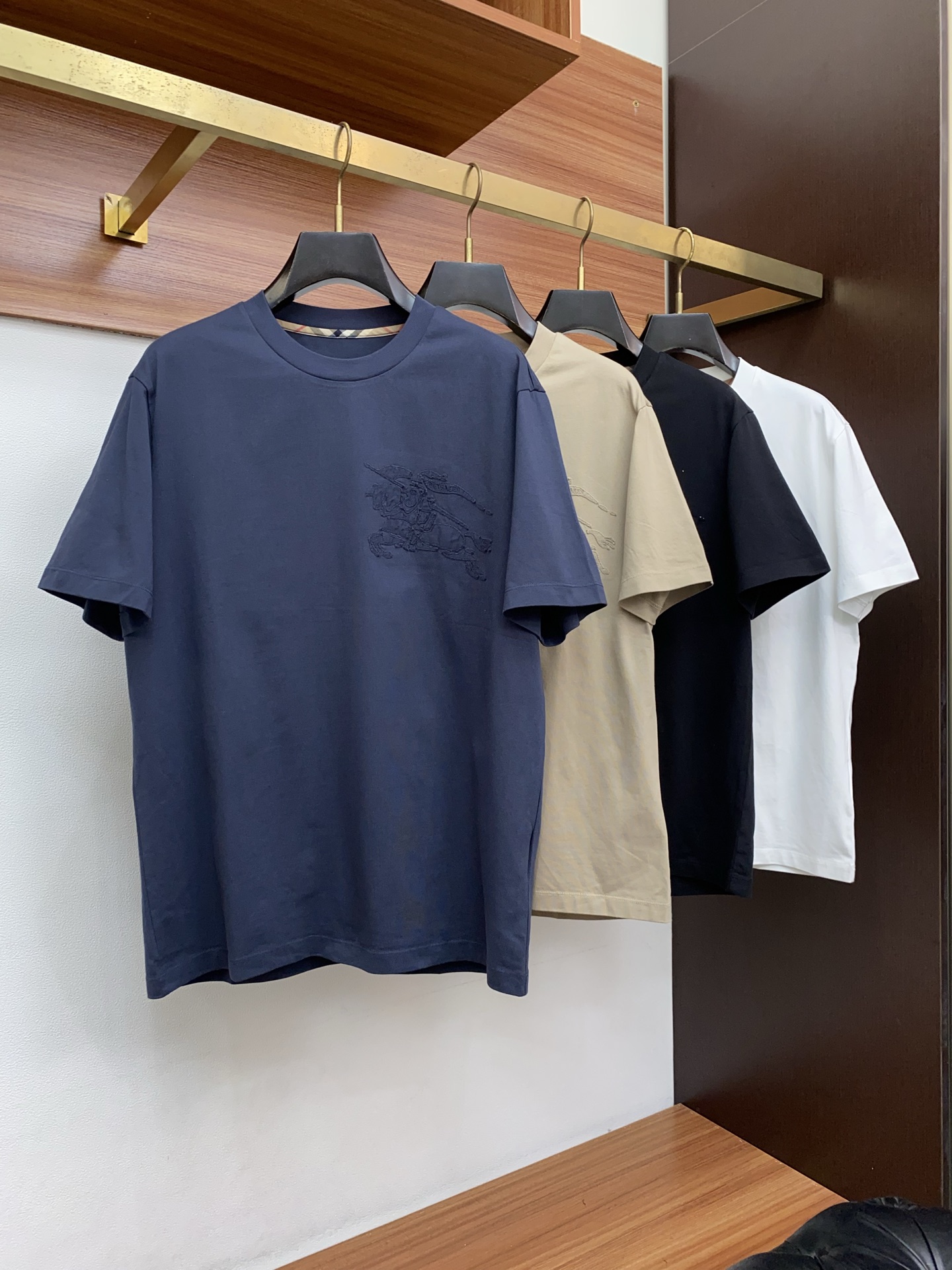 巴宝莉 2026新款AW新品，时尚休闲打短袖 专柜同步有售，定制长绒棉面料，工艺极度复杂，视觉相当雅致时