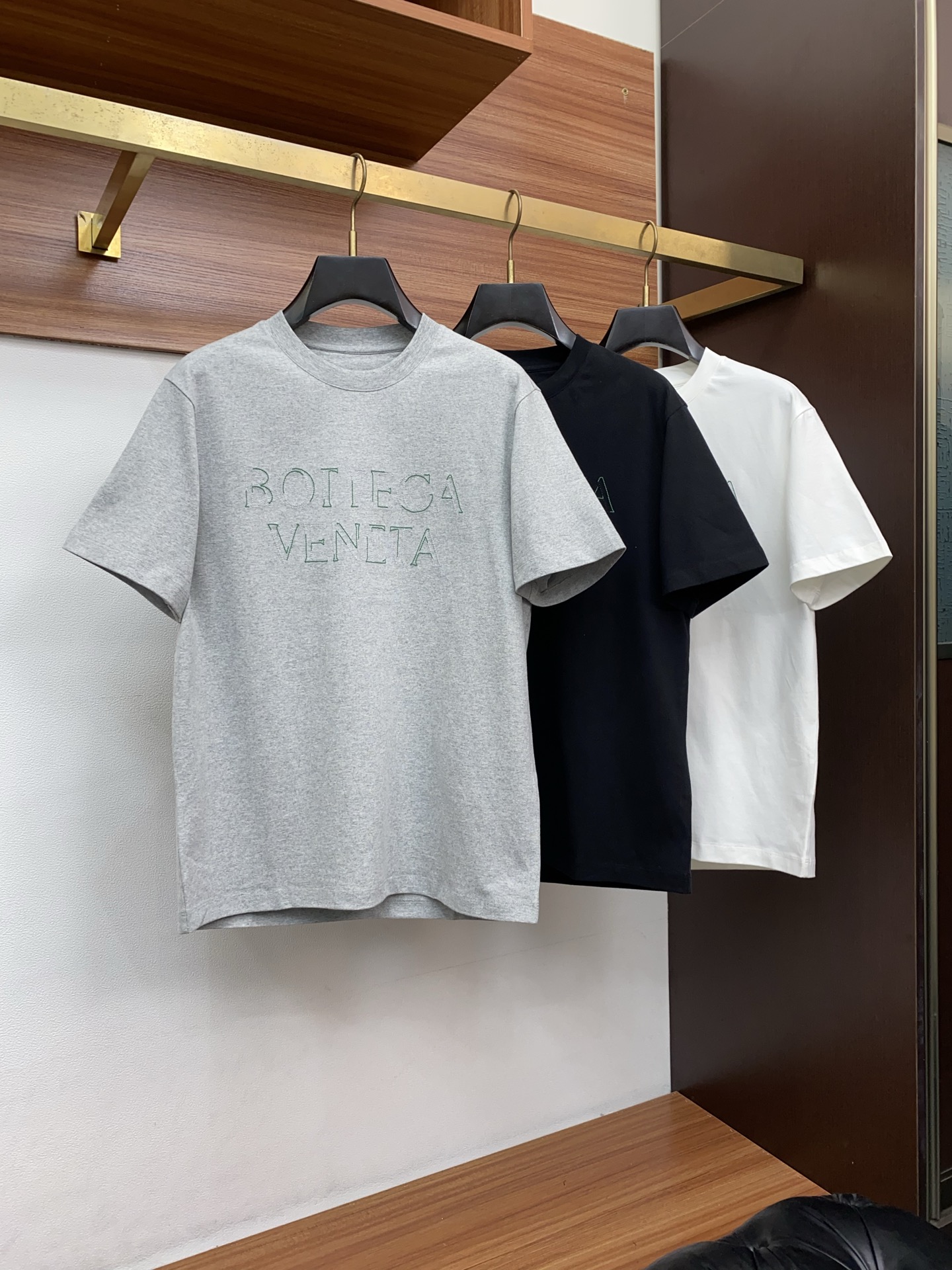 布鲁提 2026新款AW新品，时尚休闲打短袖 专柜同步有售，定制长绒棉面料，工艺极度复杂，视觉相当雅致时