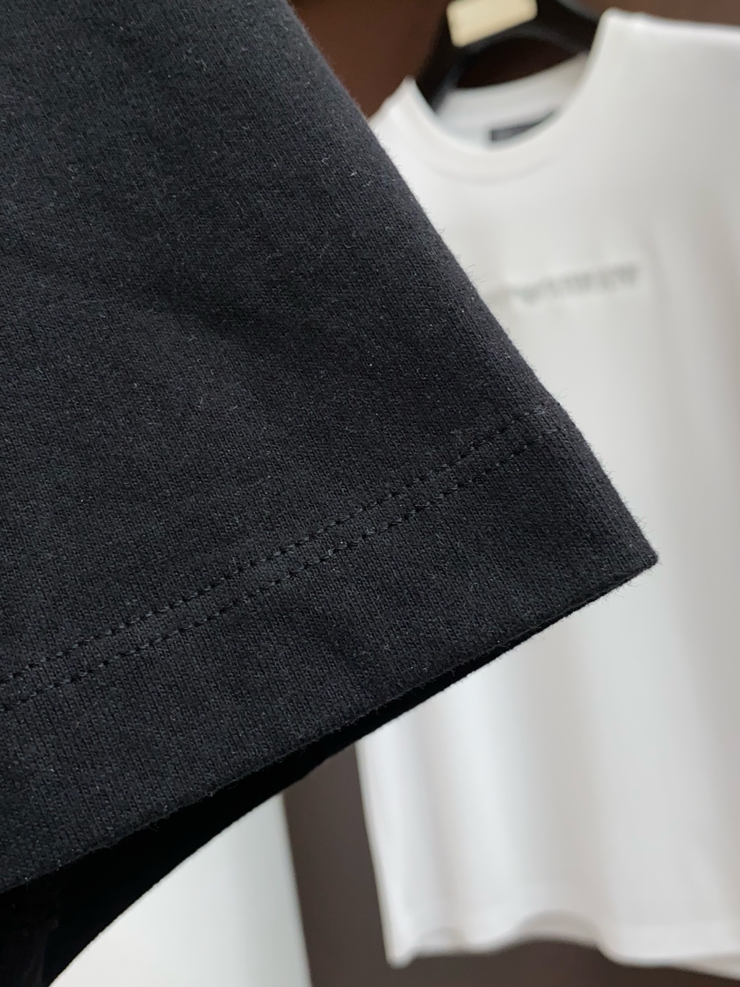 布鲁提 2026新款AW新品，时尚休闲打短袖 专柜同步有售，定制长绒棉面料，工艺极度复杂，视觉相当雅致时