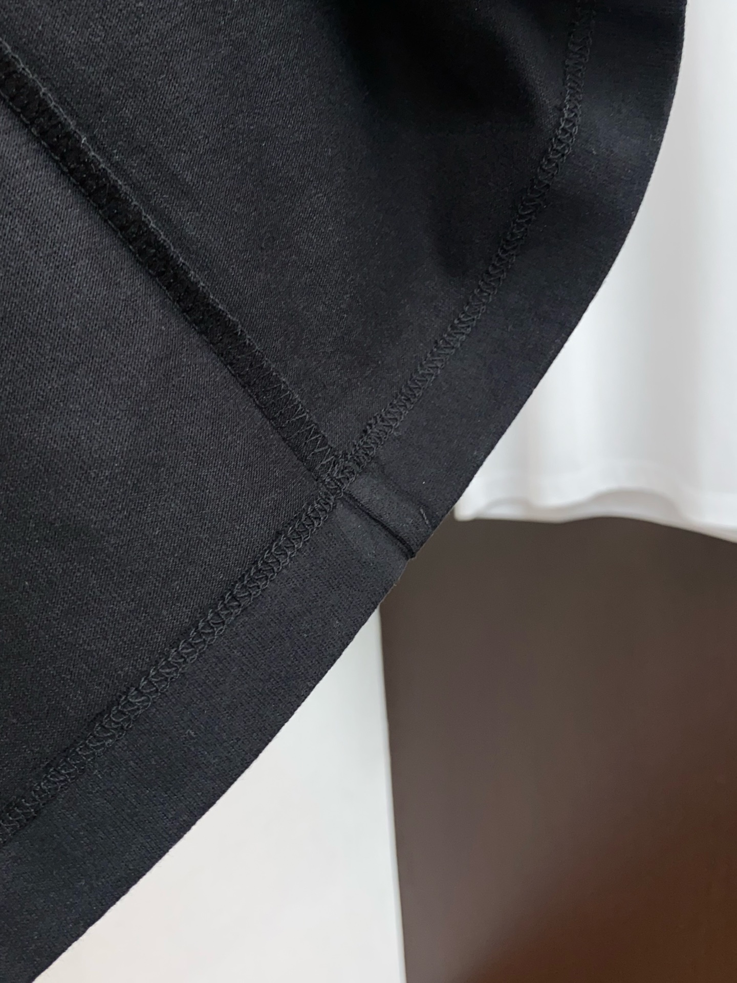 布鲁提 2026新款AW新品，时尚休闲打短袖 专柜同步有售，定制长绒棉面料，工艺极度复杂，视觉相当雅致时