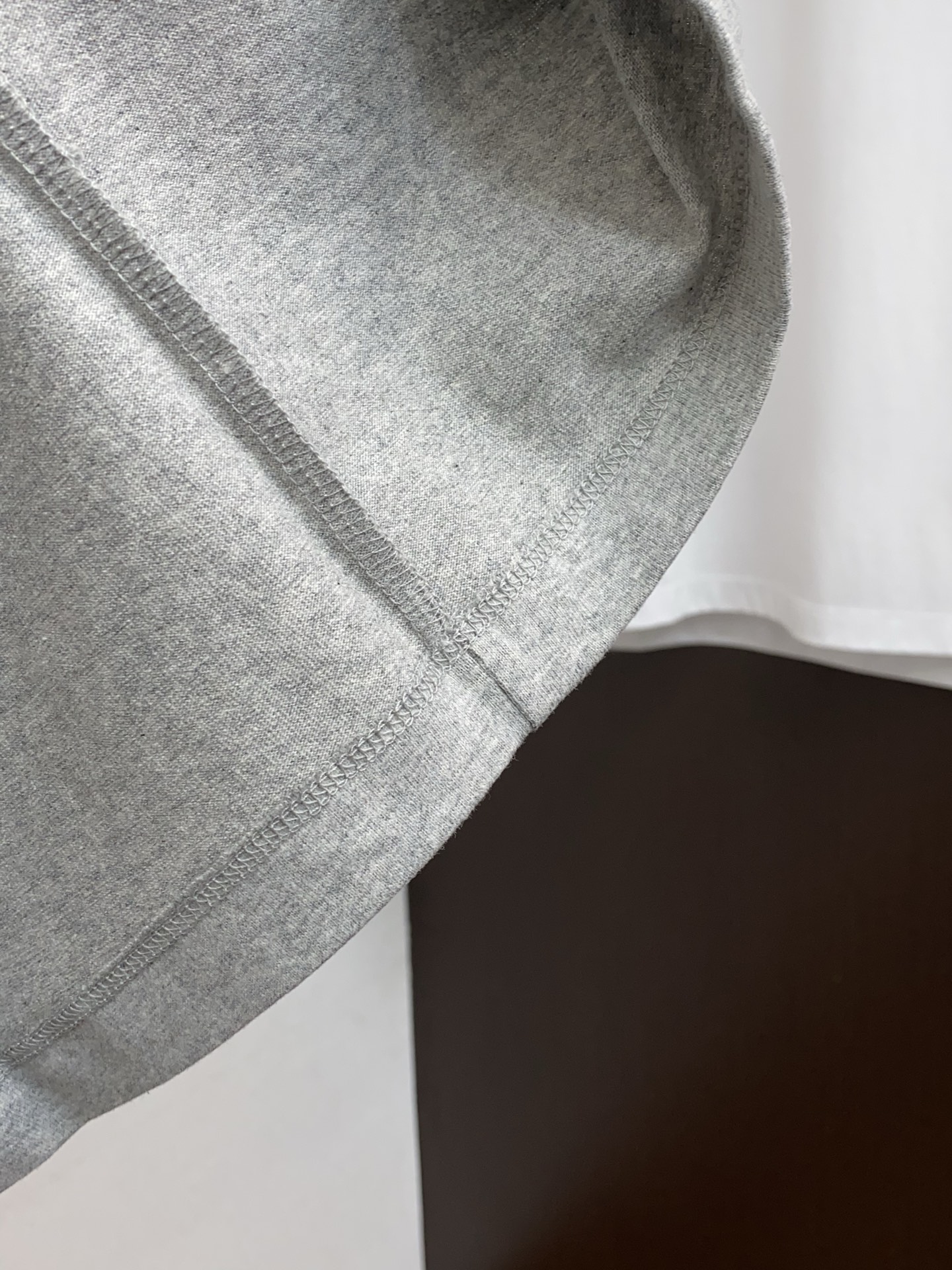 布鲁提 2026新款AW新品，时尚休闲打短袖 专柜同步有售，定制长绒棉面料，工艺极度复杂，视觉相当雅致时