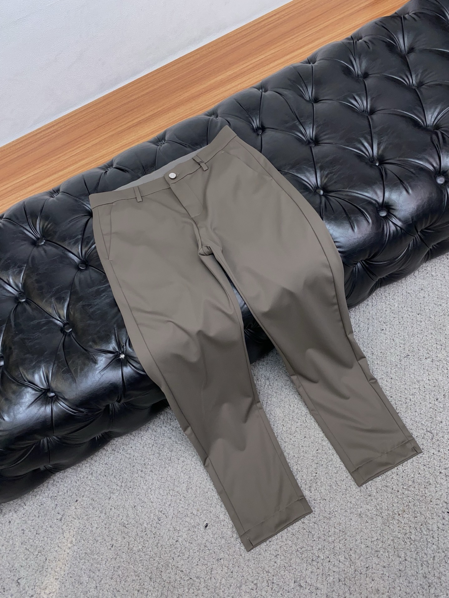 🌾 芬迪 2025 秋冬定制 西装裤 干净利落剪裁，都市风十足 采用精纺面料手感软糯干爽，上身效果挺括有