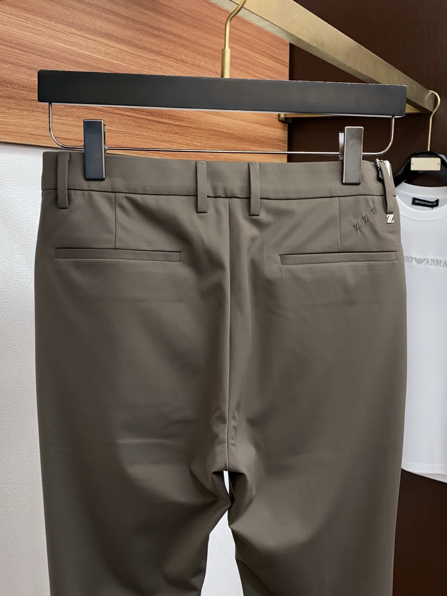 🌾 芬迪 2025 秋冬定制 西装裤 干净利落剪裁，都市风十足 采用精纺面料手感软糯干爽，上身效果挺括有