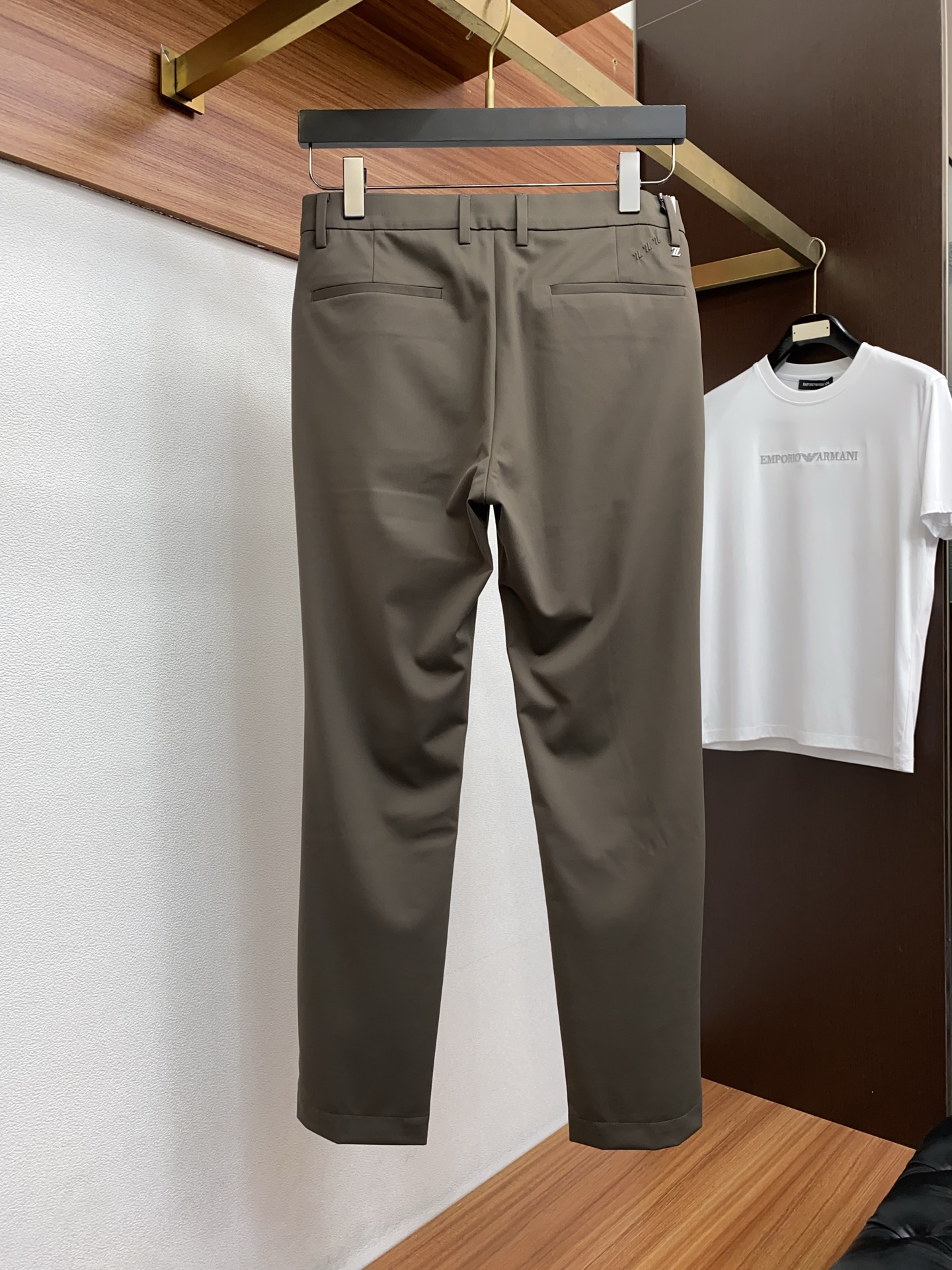 🌾 芬迪 2025 秋冬定制 西装裤 干净利落剪裁，都市风十足 采用精纺面料手感软糯干爽，上身效果挺括有