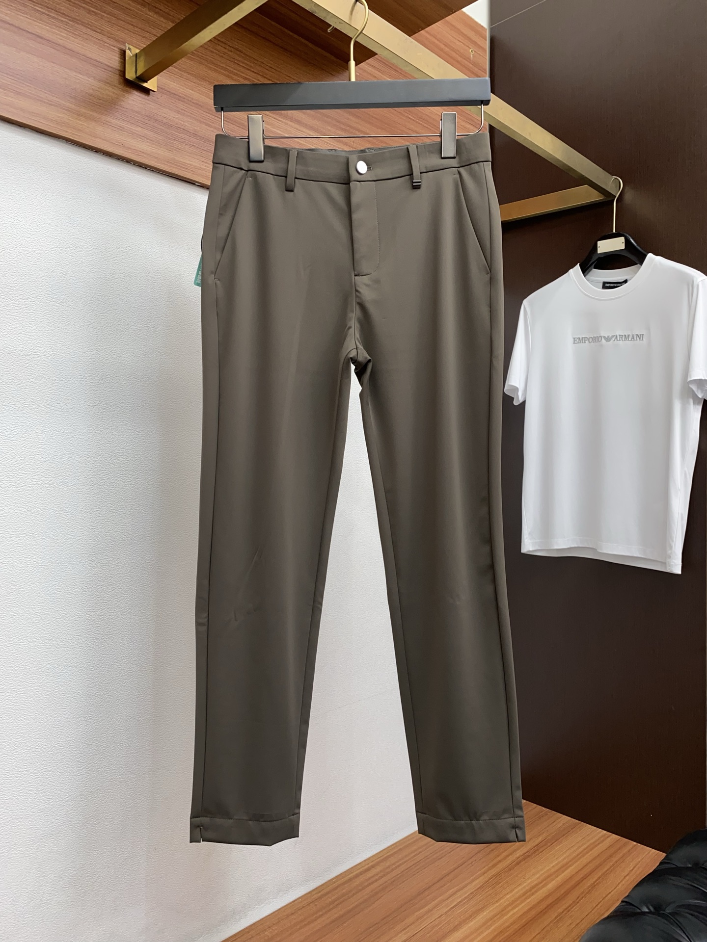 🌾 芬迪 2025 秋冬定制 西装裤 干净利落剪裁，都市风十足 采用精纺面料手感软糯干爽，上身效果挺括有