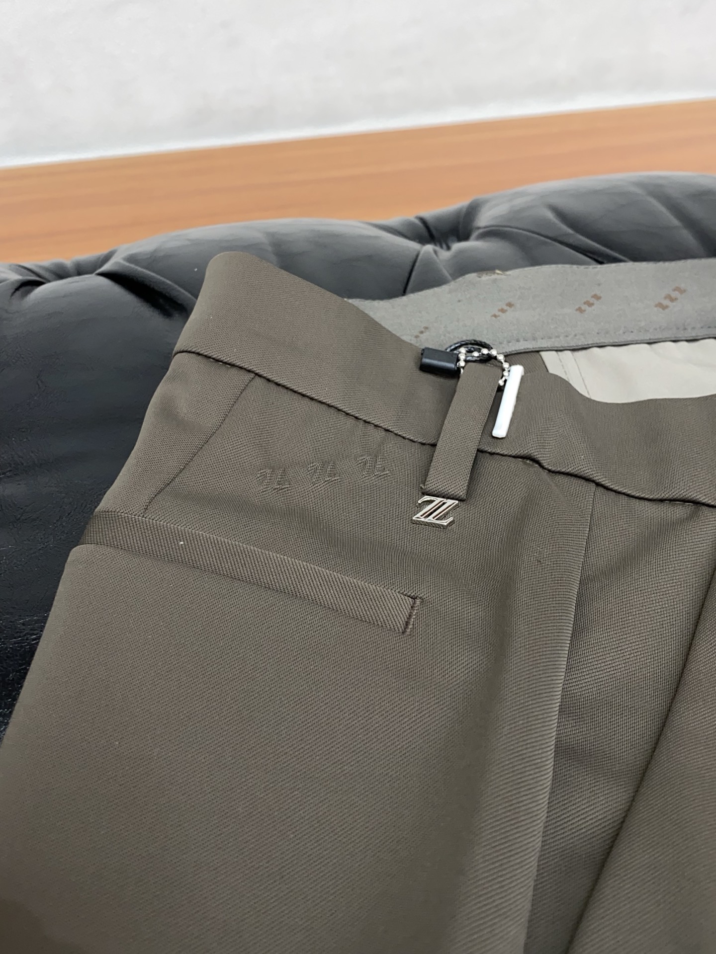 🌾 芬迪 2025 秋冬定制 西装裤 干净利落剪裁，都市风十足 采用精纺面料手感软糯干爽，上身效果挺括有