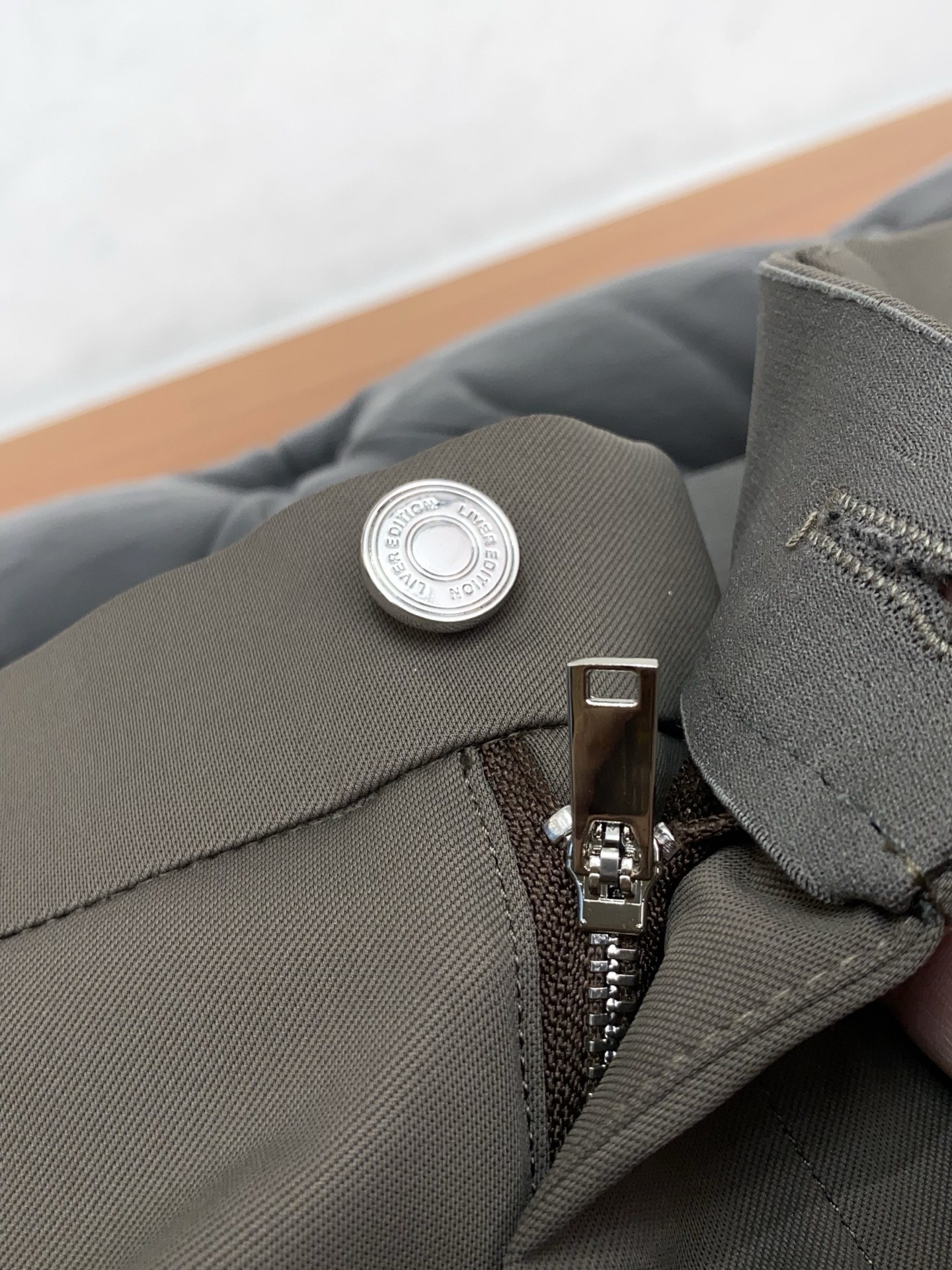 🌾 芬迪 2025 秋冬定制 西装裤 干净利落剪裁，都市风十足 采用精纺面料手感软糯干爽，上身效果挺括有