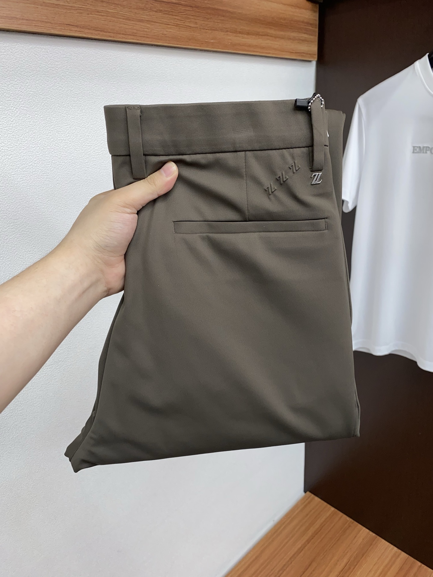 🌾 芬迪 2025 秋冬定制 西装裤 干净利落剪裁，都市风十足 采用精纺面料手感软糯干爽，上身效果挺括有