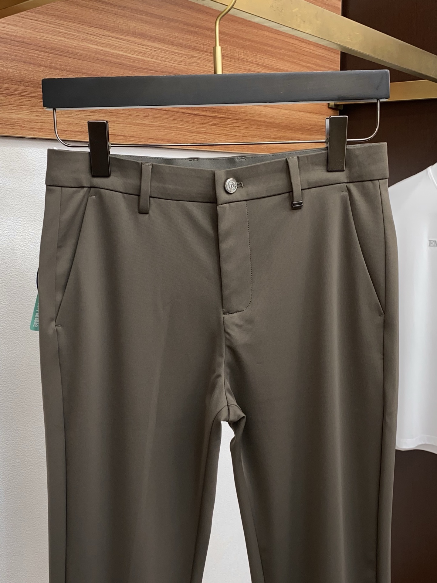 🌾 芬迪 2025 秋冬定制 西装裤 干净利落剪裁，都市风十足 采用精纺面料手感软糯干爽，上身效果挺括有