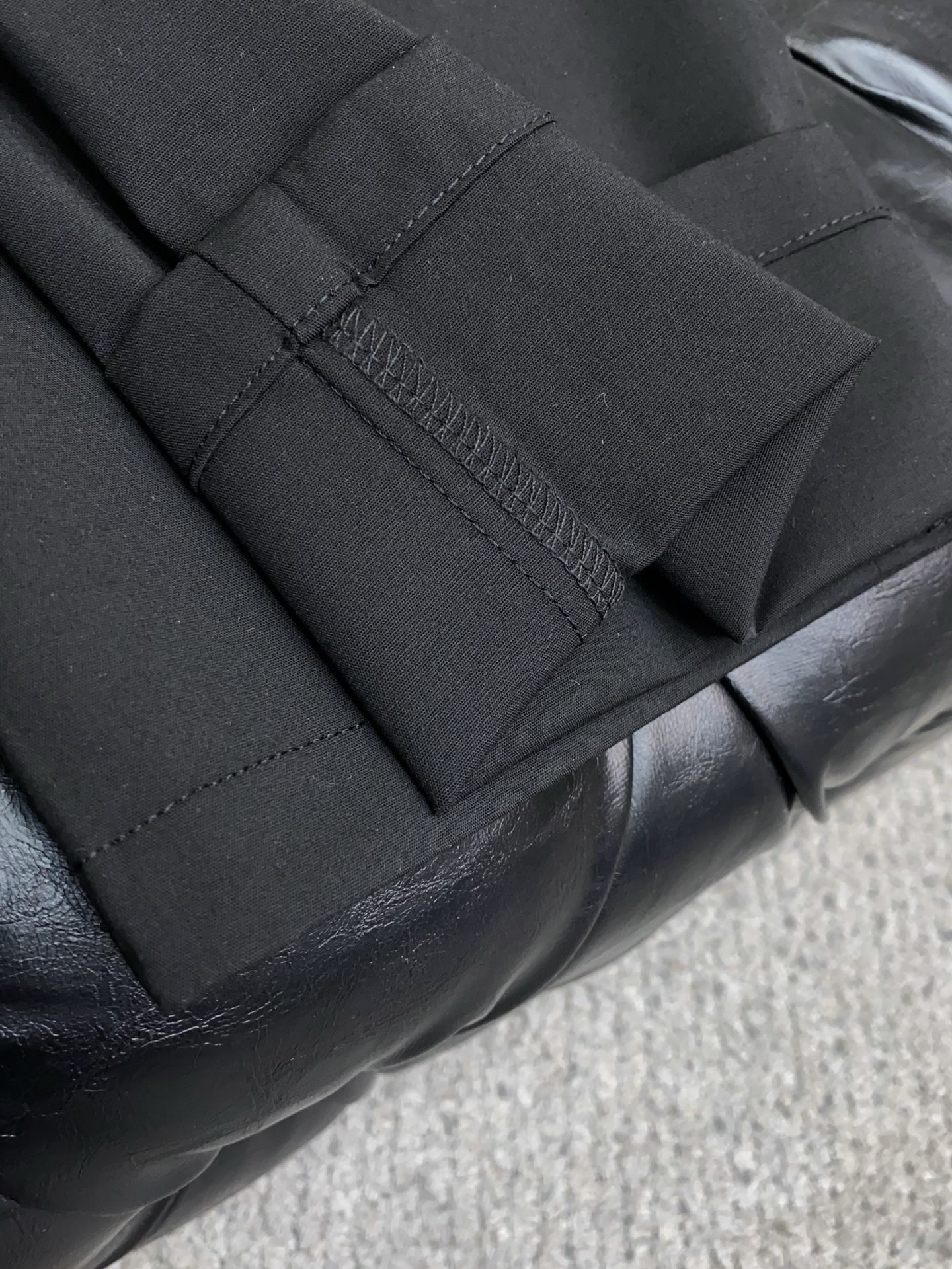 🌾 芬迪 2025 秋冬定制 西装裤 干净利落剪裁，都市风十足 采用精纺面料手感软糯干爽，上身效果挺括有