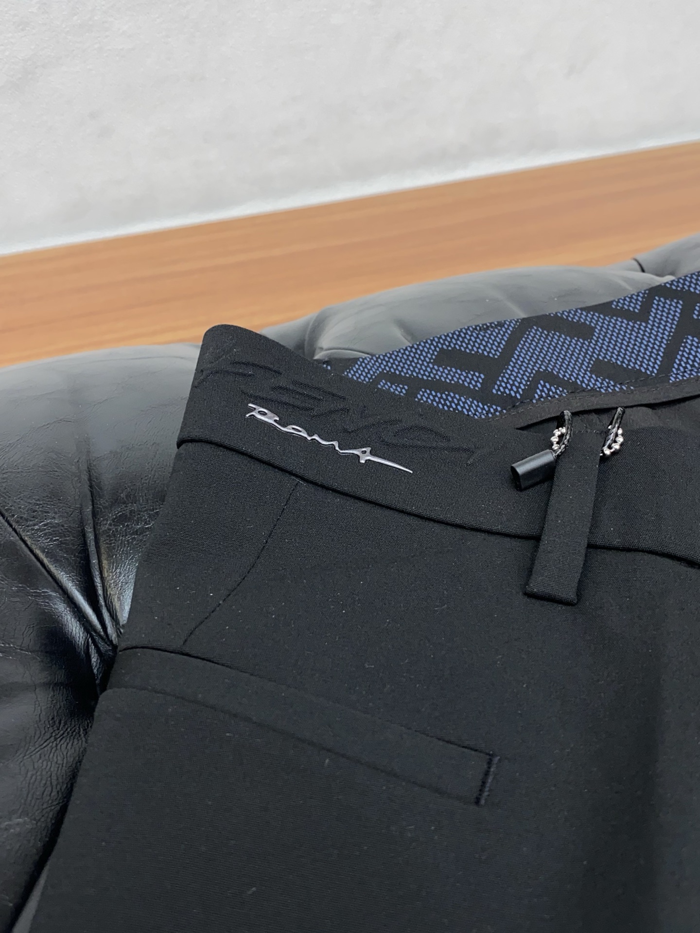 🌾 芬迪 2025 秋冬定制 西装裤 干净利落剪裁，都市风十足 采用精纺面料手感软糯干爽，上身效果挺括有