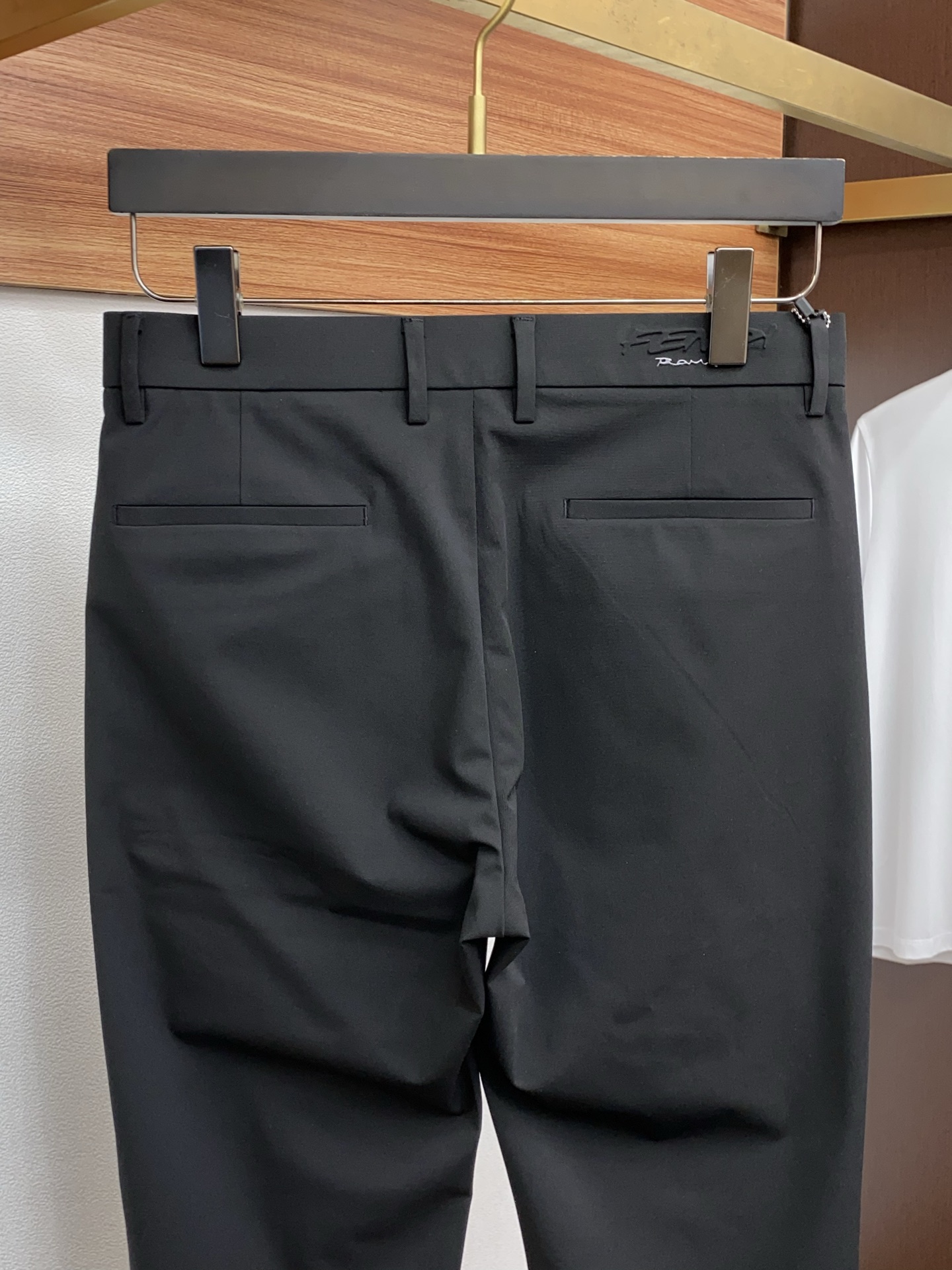 🌾 芬迪 2025 秋冬定制 西装裤 干净利落剪裁，都市风十足 采用精纺面料手感软糯干爽，上身效果挺括有