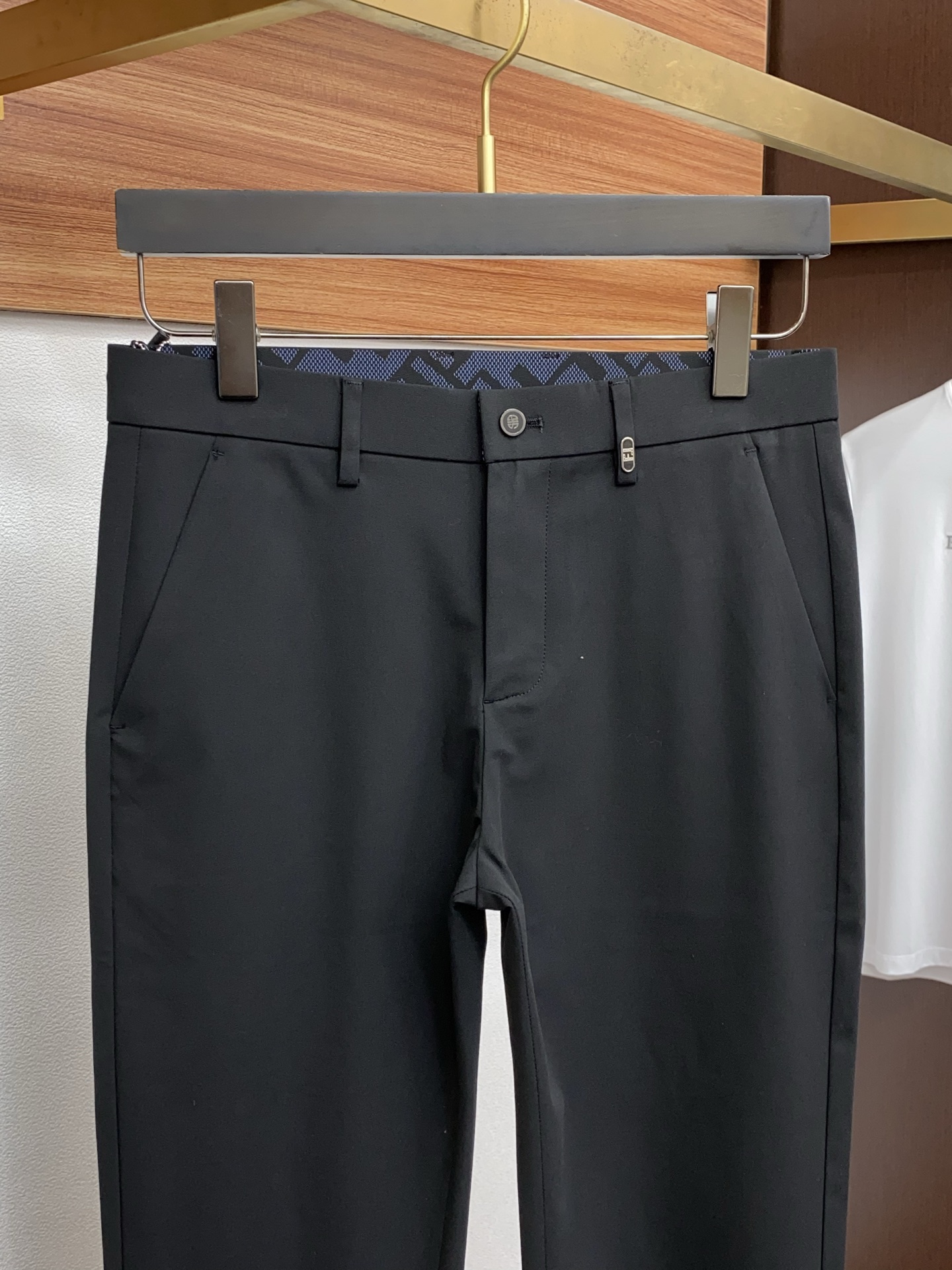 🌾 芬迪 2025 秋冬定制 西装裤 干净利落剪裁，都市风十足 采用精纺面料手感软糯干爽，上身效果挺括有