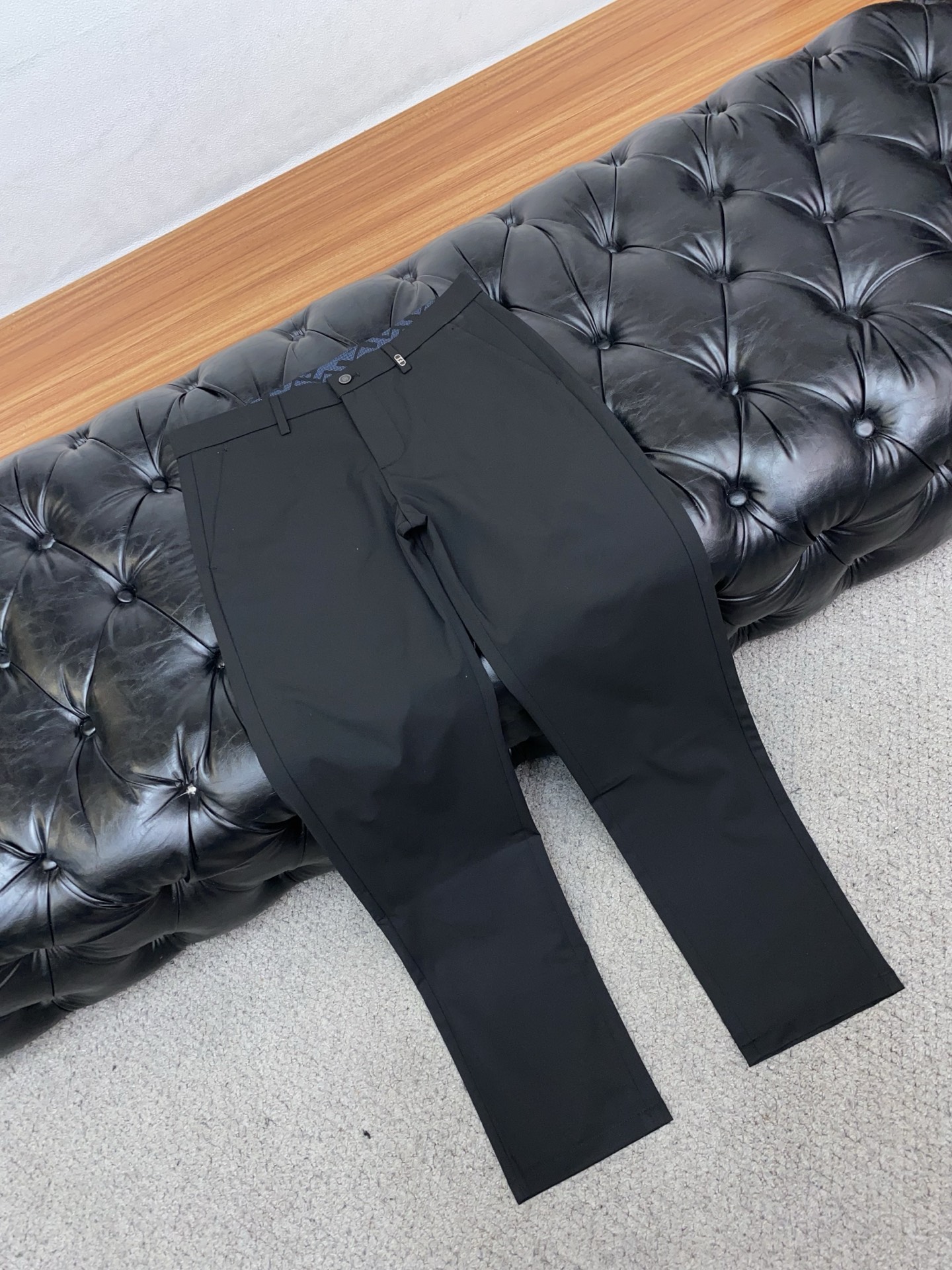 🌾 芬迪 2025 秋冬定制 西装裤 干净利落剪裁，都市风十足 采用精纺面料手感软糯干爽，上身效果挺括有