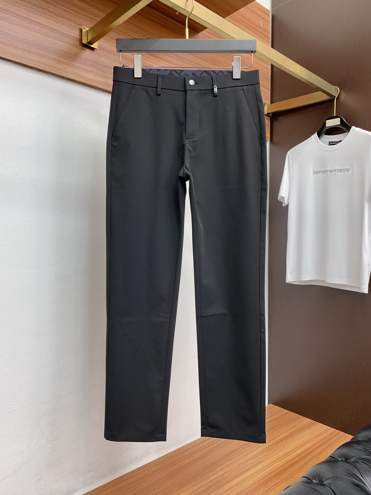 🌾 芬迪 2025 秋冬定制 西装裤 干净利落剪裁，都市风十足 采用精纺面料手感软糯干爽，上身效果挺括有