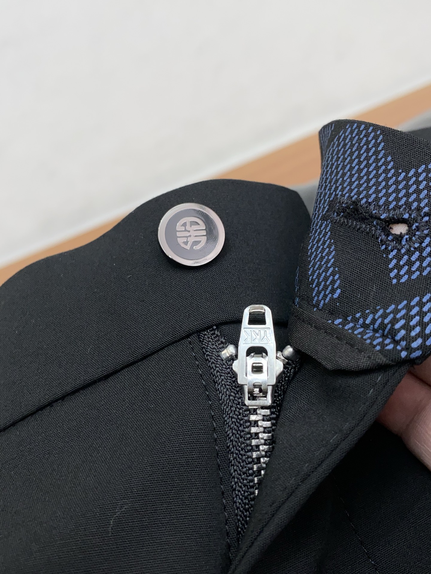 🌾 芬迪 2025 秋冬定制 西装裤 干净利落剪裁，都市风十足 采用精纺面料手感软糯干爽，上身效果挺括有