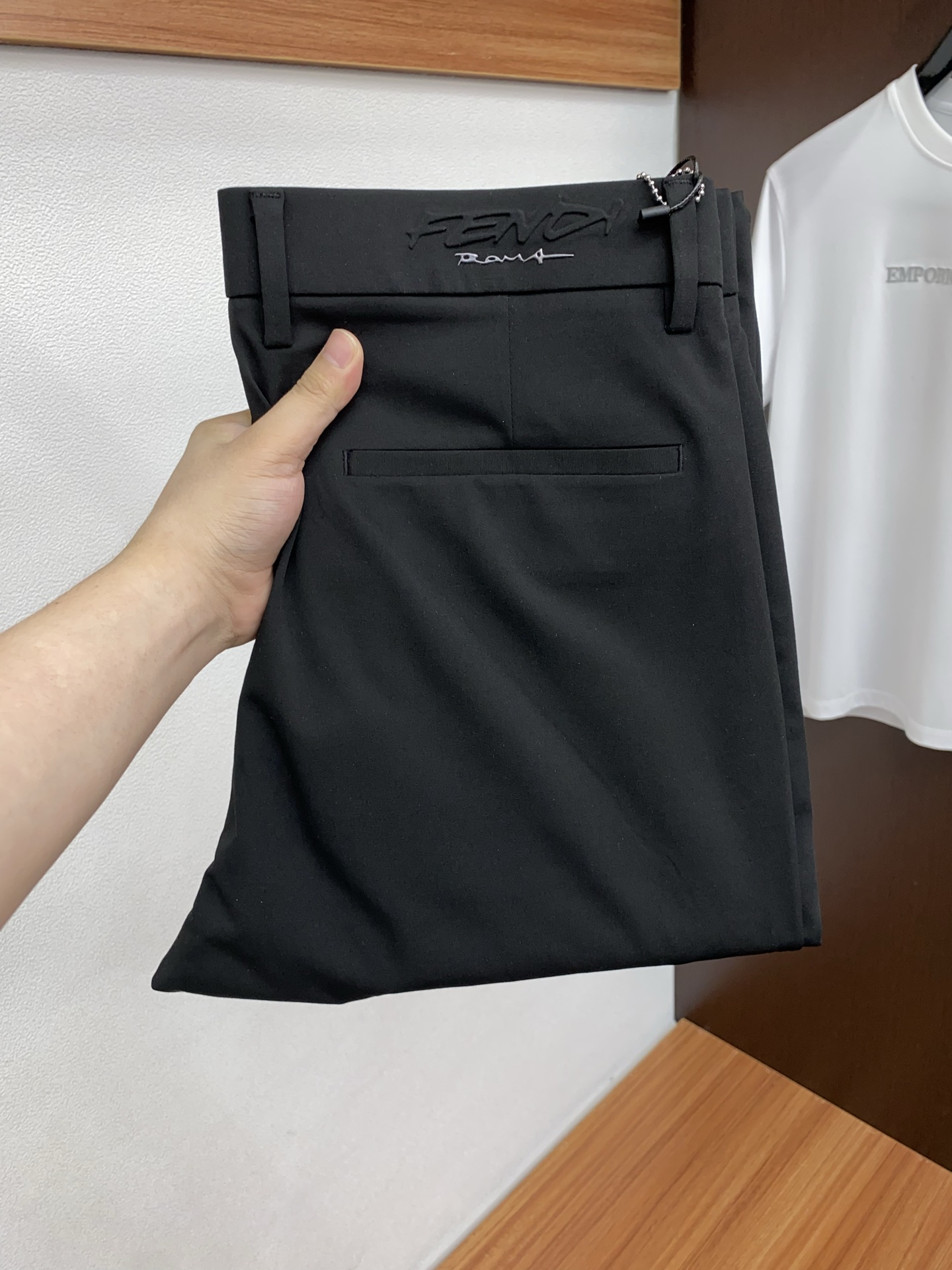 🌾 芬迪 2025 秋冬定制 西装裤 干净利落剪裁，都市风十足 采用精纺面料手感软糯干爽，上身效果挺括有