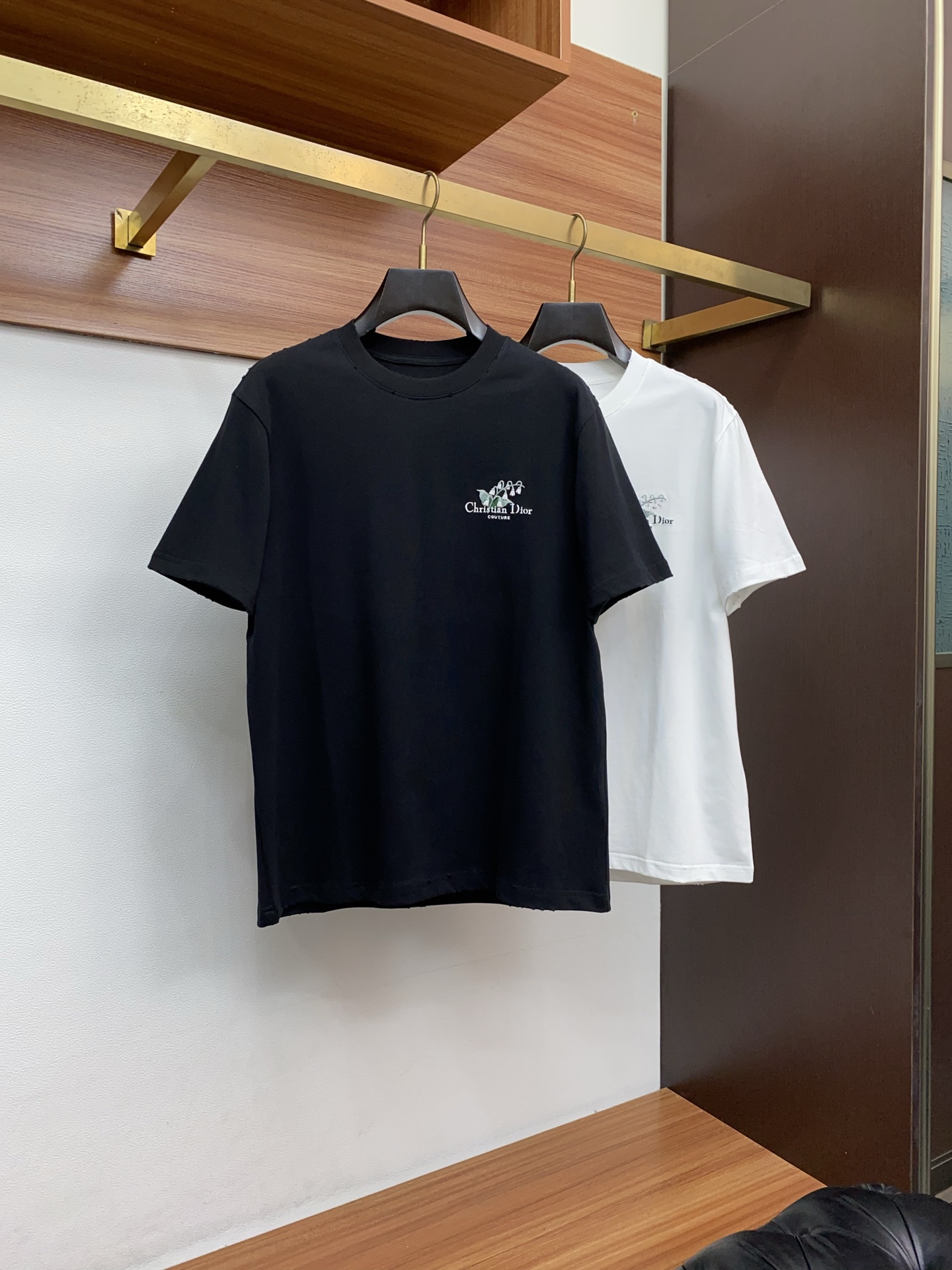 🌾 迪奥 2026新款AW新品，时尚休闲打短袖 专柜同步有售，定制长绒棉面料，工艺极度复杂，视觉相当雅致