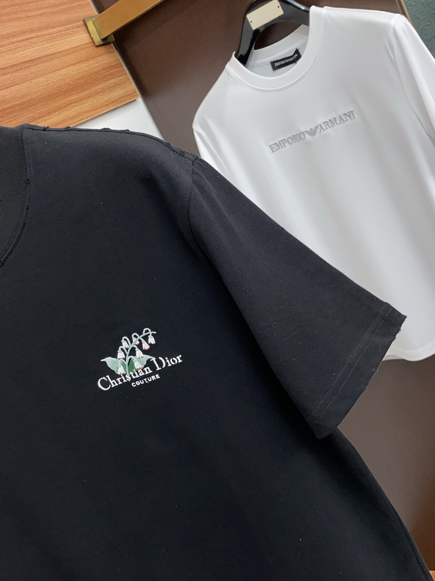 🌾 迪奥 2026新款AW新品，时尚休闲打短袖 专柜同步有售，定制长绒棉面料，工艺极度复杂，视觉相当雅致