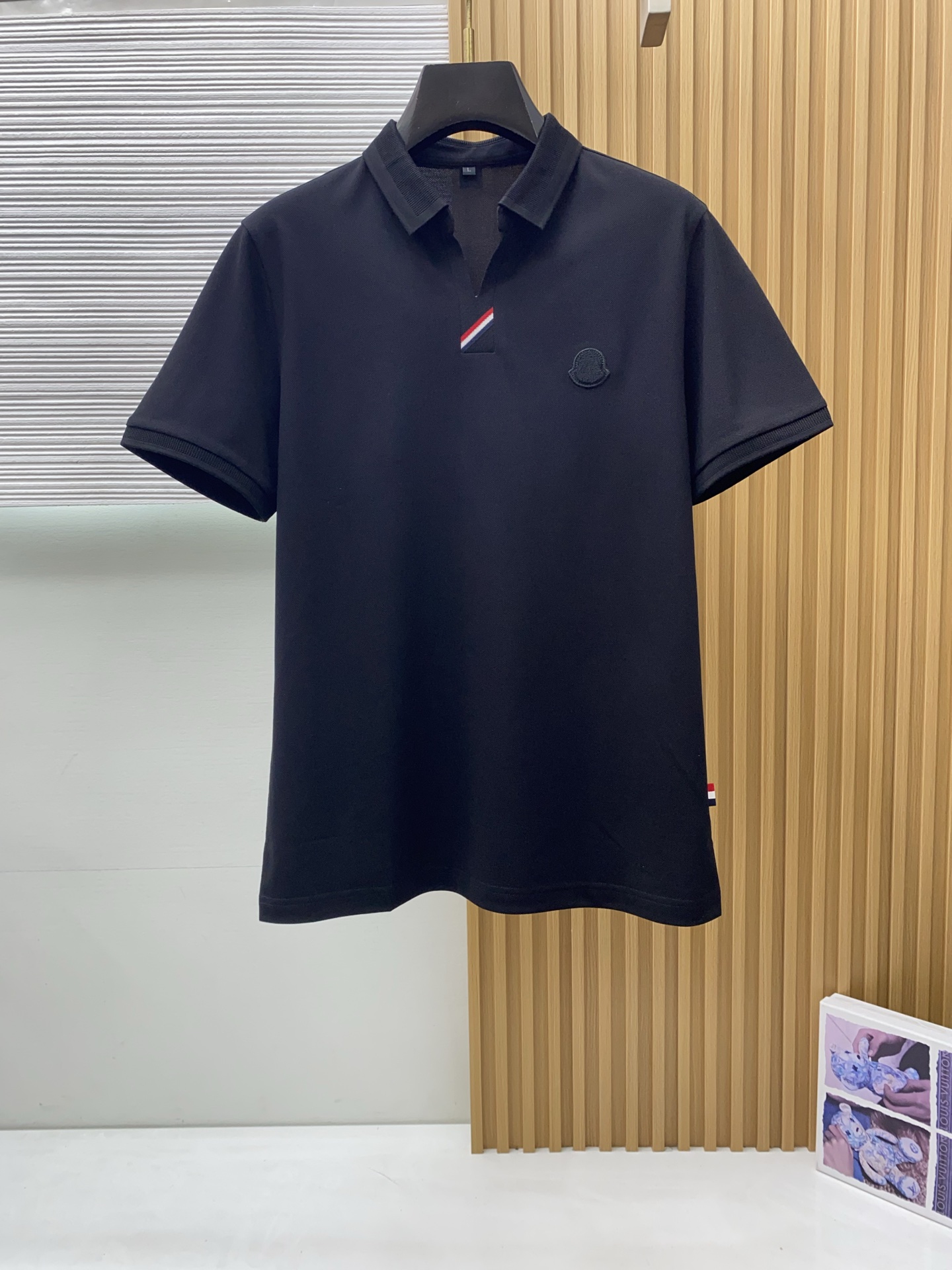 蒙口 2026s经典时尚翻领 Polo衫短袖 ，贸易公司渠道订单，简约大气，时尚百搭，品相更是无法挑剔！