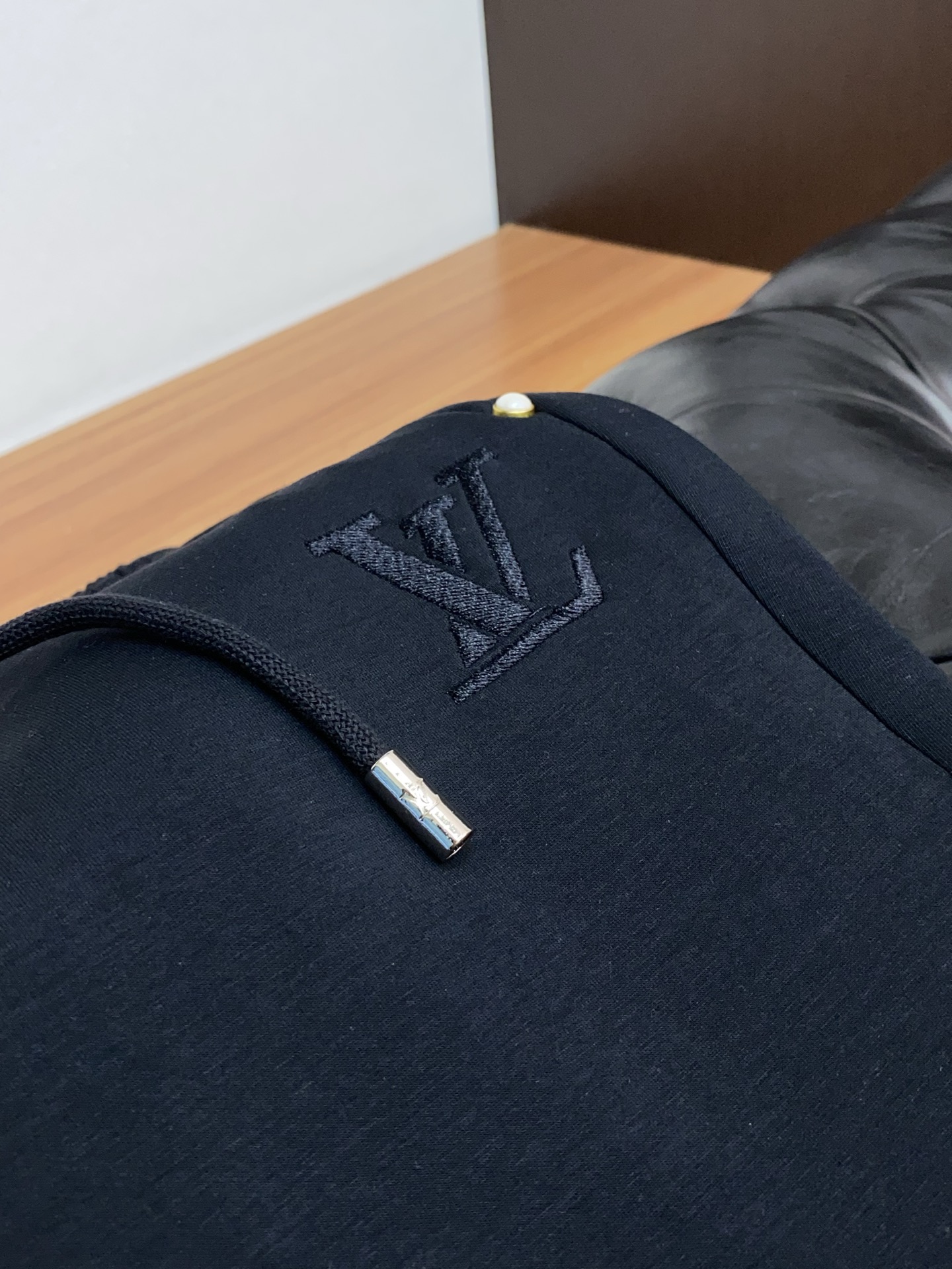 1v路易威登 专柜新品同步上市。原单订制高品质时尚休闲裤。超级百搭款。独家定制面料，手感细腻柔软，贴身舒