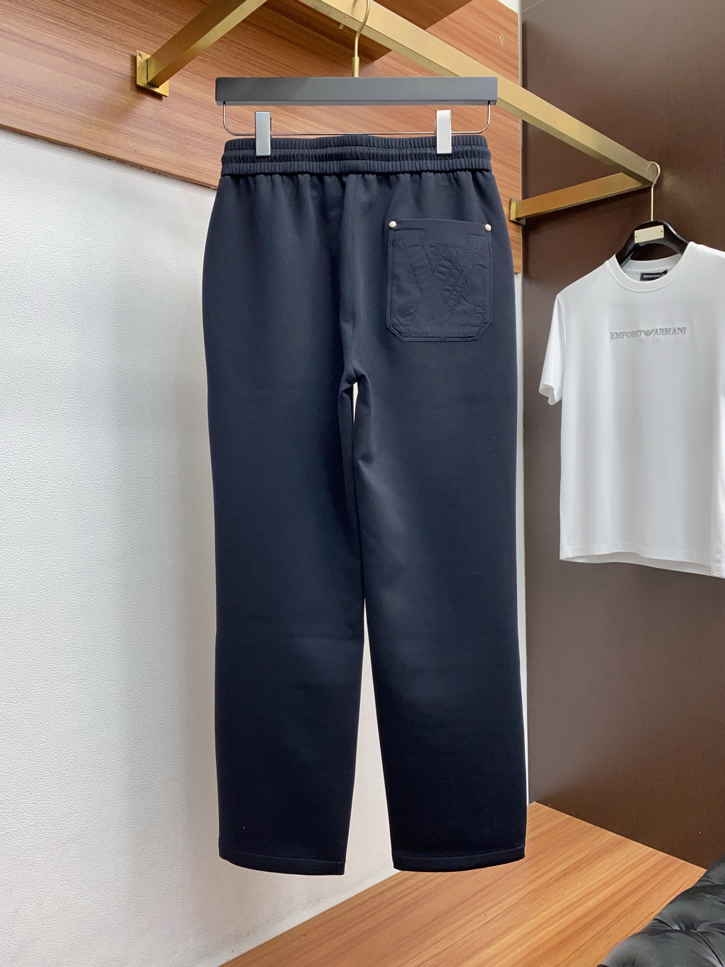 1v路易威登 专柜新品同步上市。原单订制高品质时尚休闲裤。超级百搭款。独家定制面料，手感细腻柔软，贴身舒