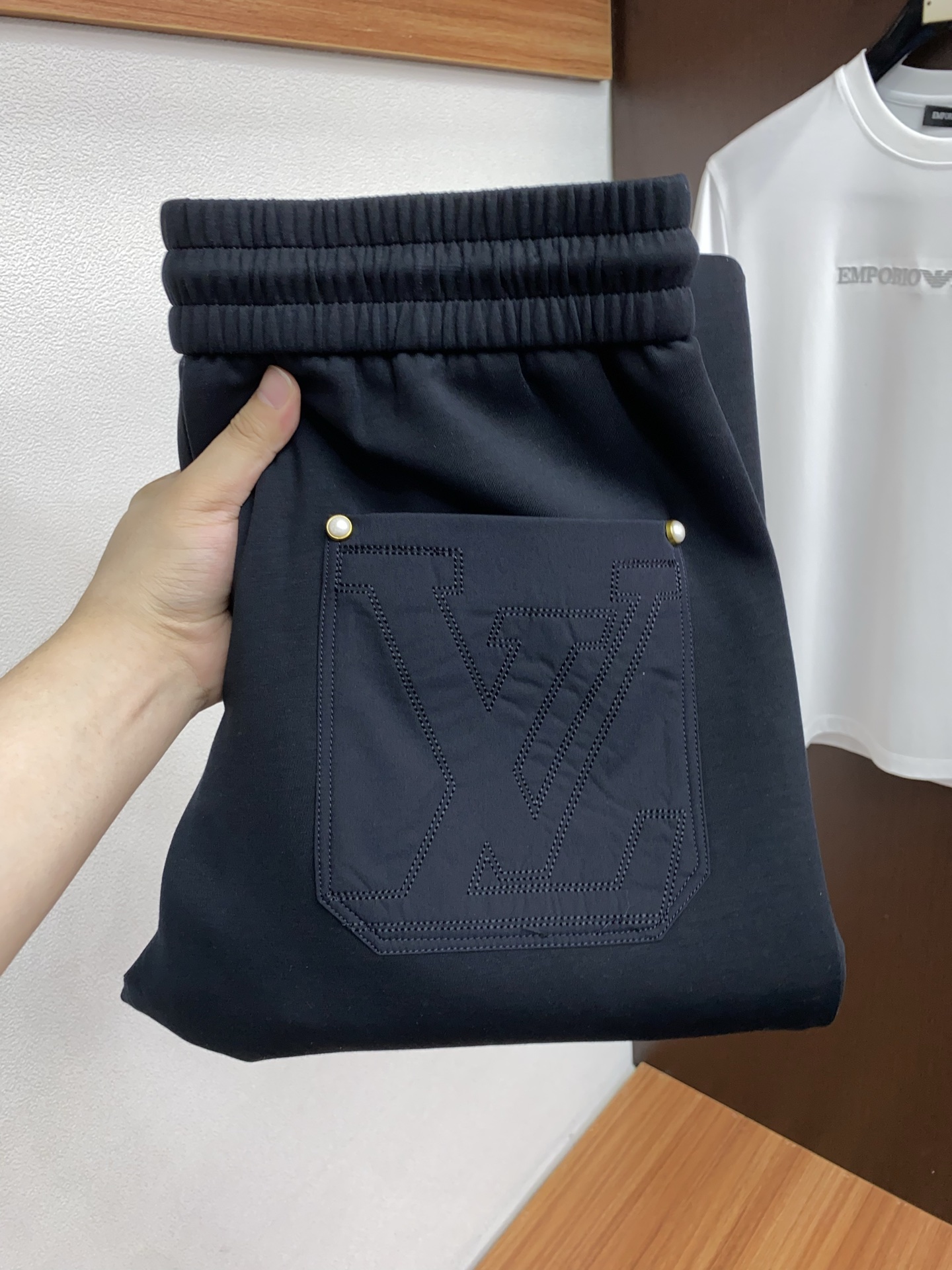 1v路易威登 专柜新品同步上市。原单订制高品质时尚休闲裤。超级百搭款。独家定制面料，手感细腻柔软，贴身舒