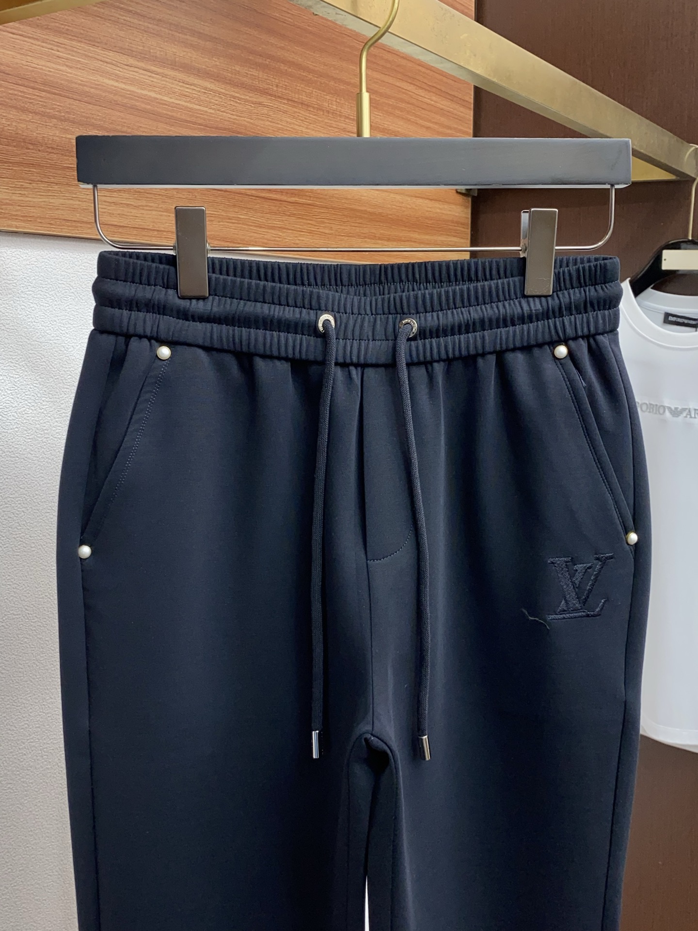 1v路易威登 专柜新品同步上市。原单订制高品质时尚休闲裤。超级百搭款。独家定制面料，手感细腻柔软，贴身舒
