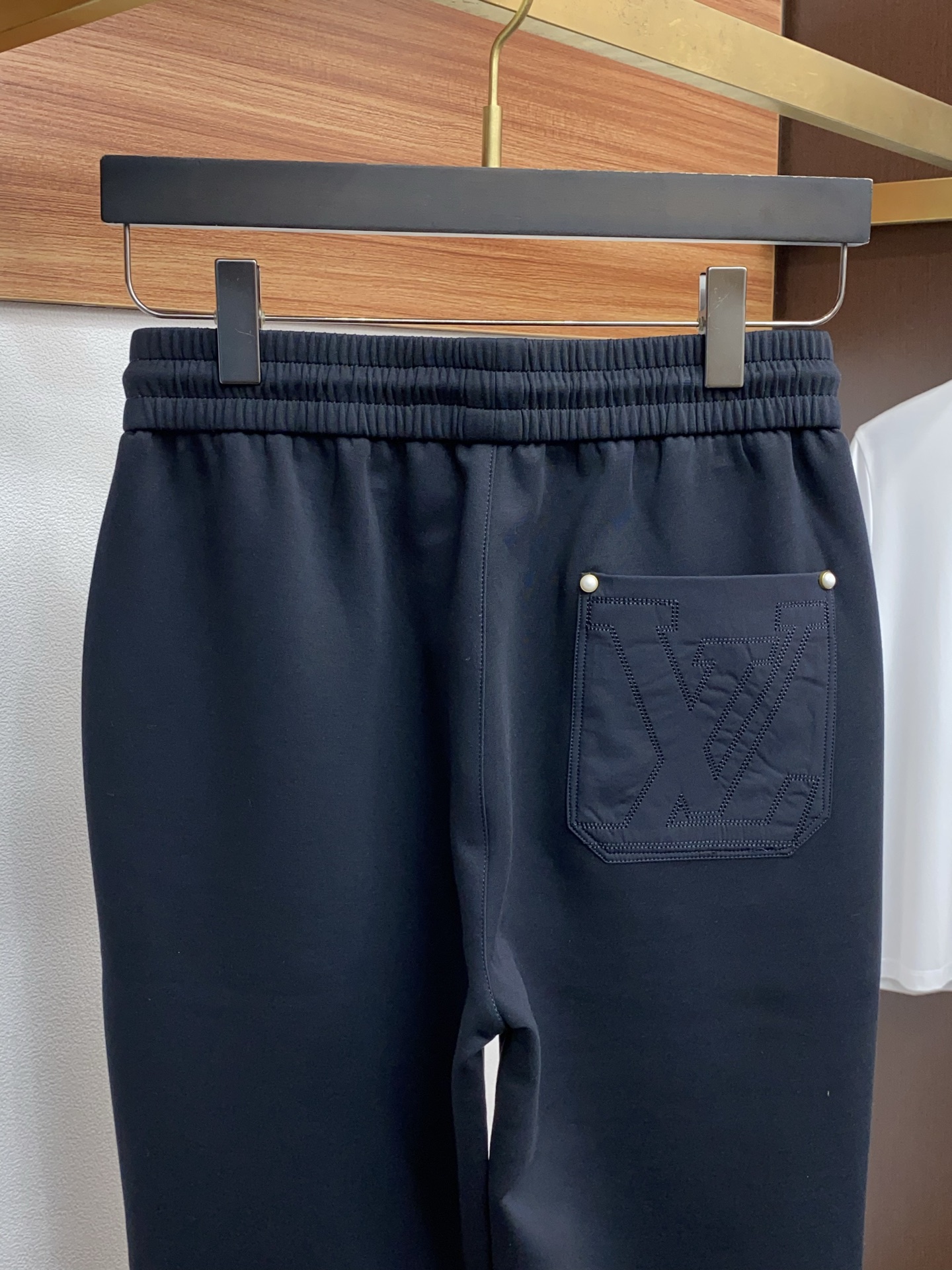 1v路易威登 专柜新品同步上市。原单订制高品质时尚休闲裤。超级百搭款。独家定制面料，手感细腻柔软，贴身舒