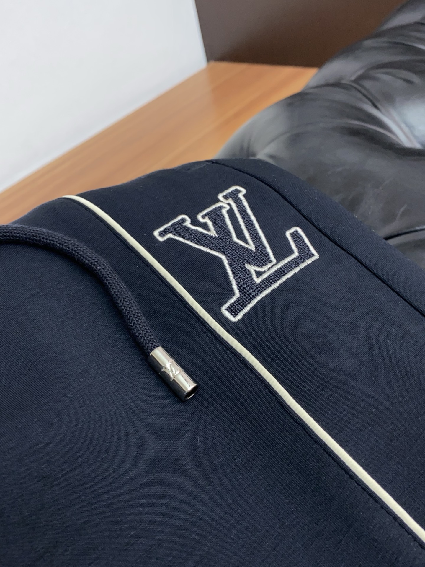 1v 路易威登 专柜新品同步上市。原单订制高品质时尚休闲裤。超级百搭款。独家定制面料，手感细腻柔软，贴身