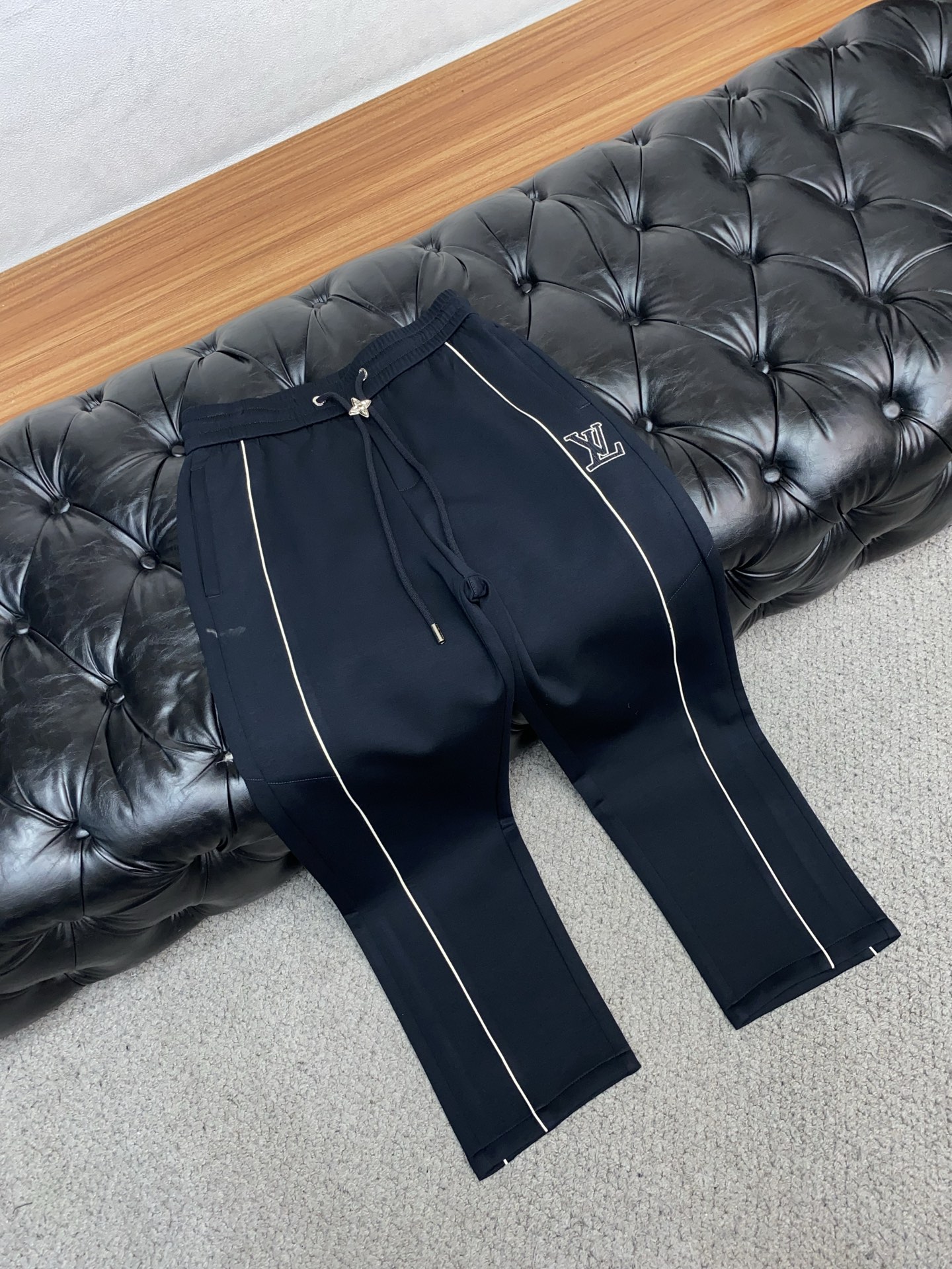1v 路易威登 专柜新品同步上市。原单订制高品质时尚休闲裤。超级百搭款。独家定制面料，手感细腻柔软，贴身