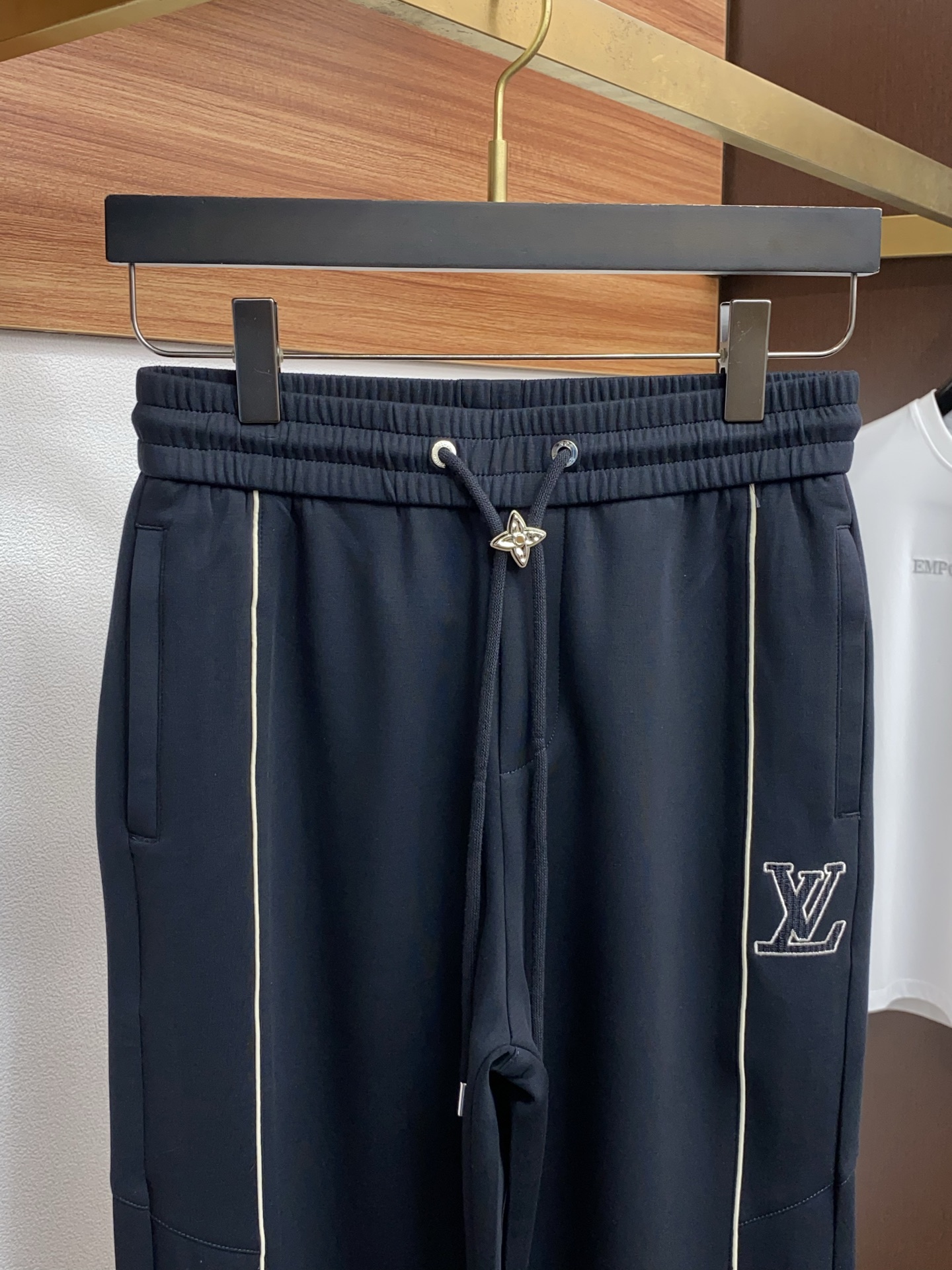 1v 路易威登 专柜新品同步上市。原单订制高品质时尚休闲裤。超级百搭款。独家定制面料，手感细腻柔软，贴身