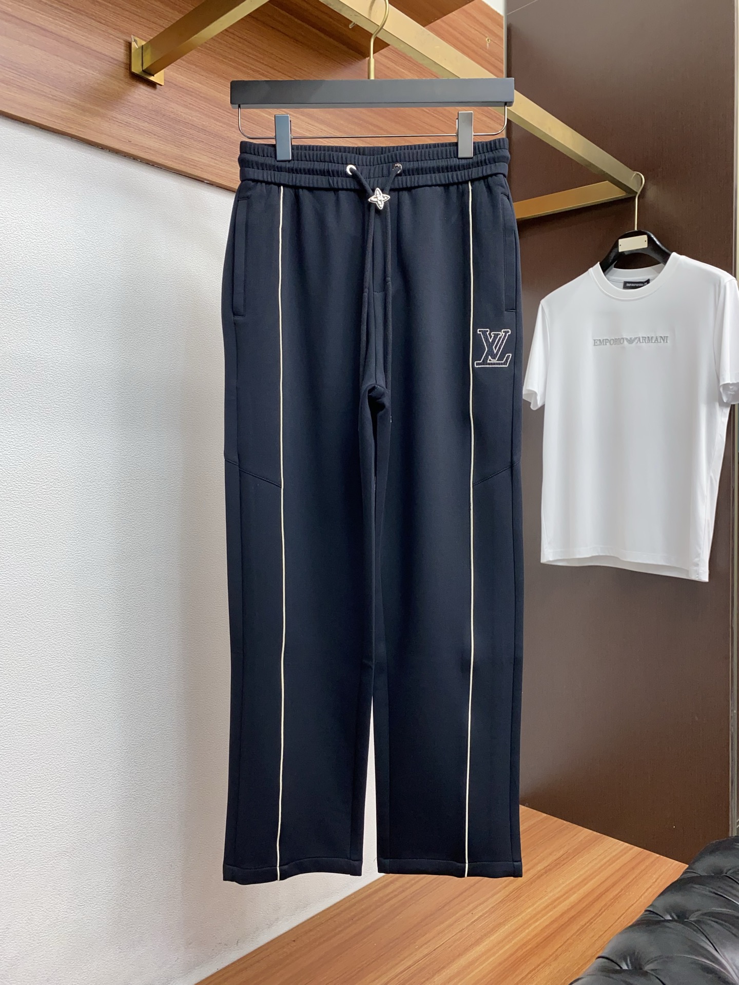 1v 路易威登 专柜新品同步上市。原单订制高品质时尚休闲裤。超级百搭款。独家定制面料，手感细腻柔软，贴身