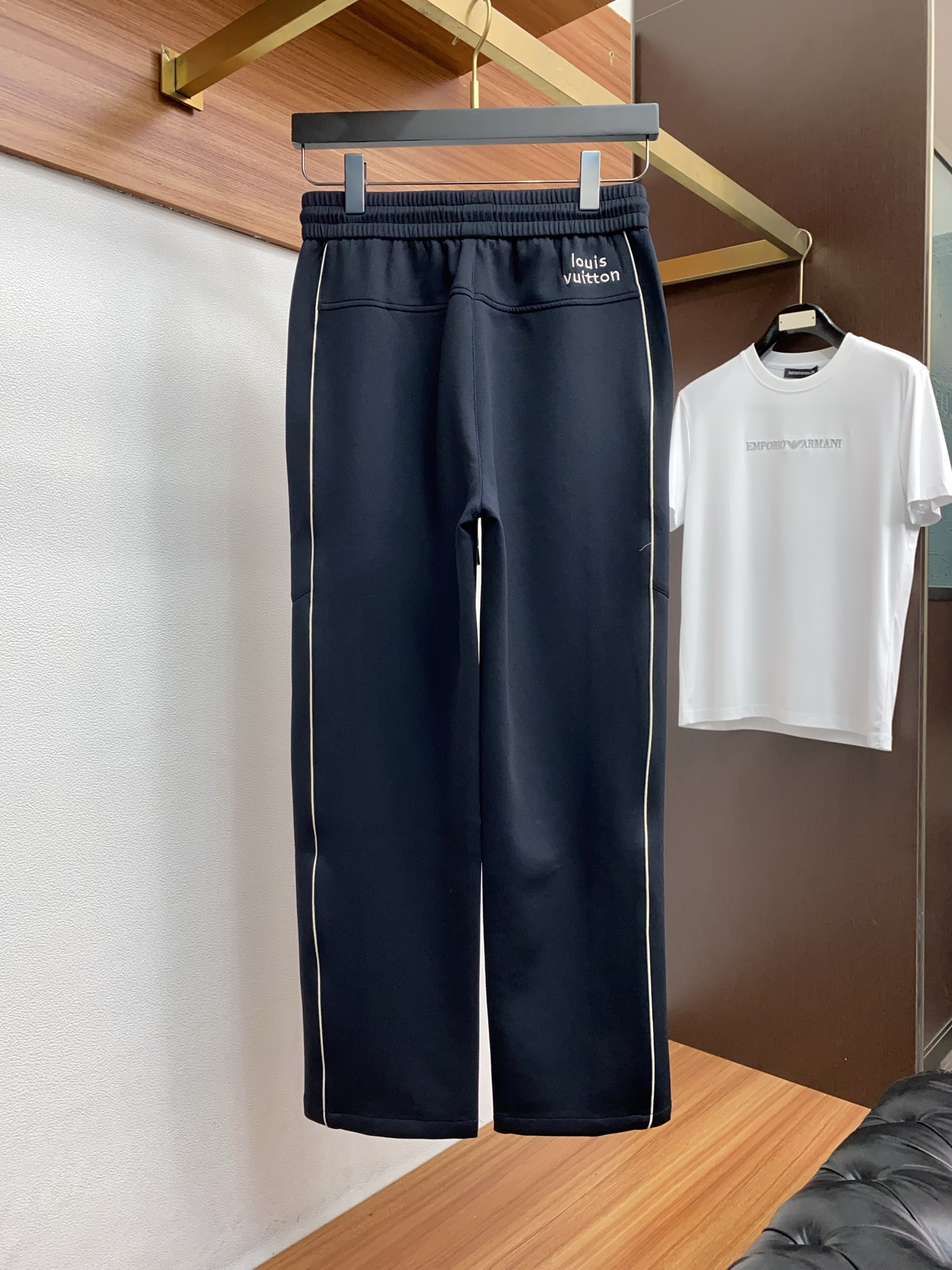 1v 路易威登 专柜新品同步上市。原单订制高品质时尚休闲裤。超级百搭款。独家定制面料，手感细腻柔软，贴身
