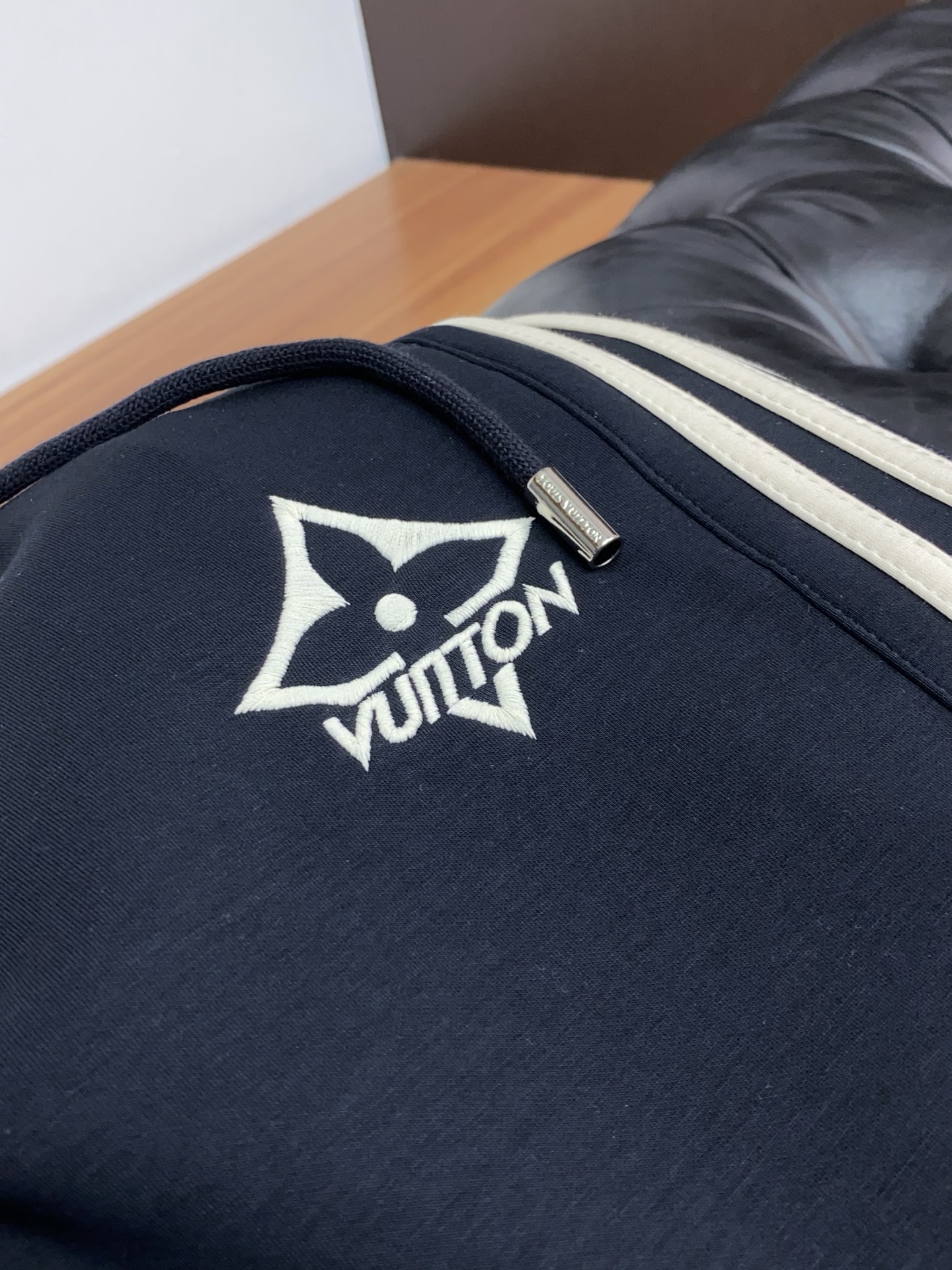 🌾 1v 路易威登 专柜新品同步上市。原单订制高品质时尚休闲裤。超级百搭款。独家定制面料，手感细腻柔软，