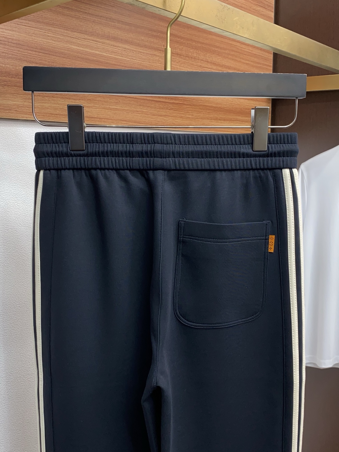 🌾 1v 路易威登 专柜新品同步上市。原单订制高品质时尚休闲裤。超级百搭款。独家定制面料，手感细腻柔软，