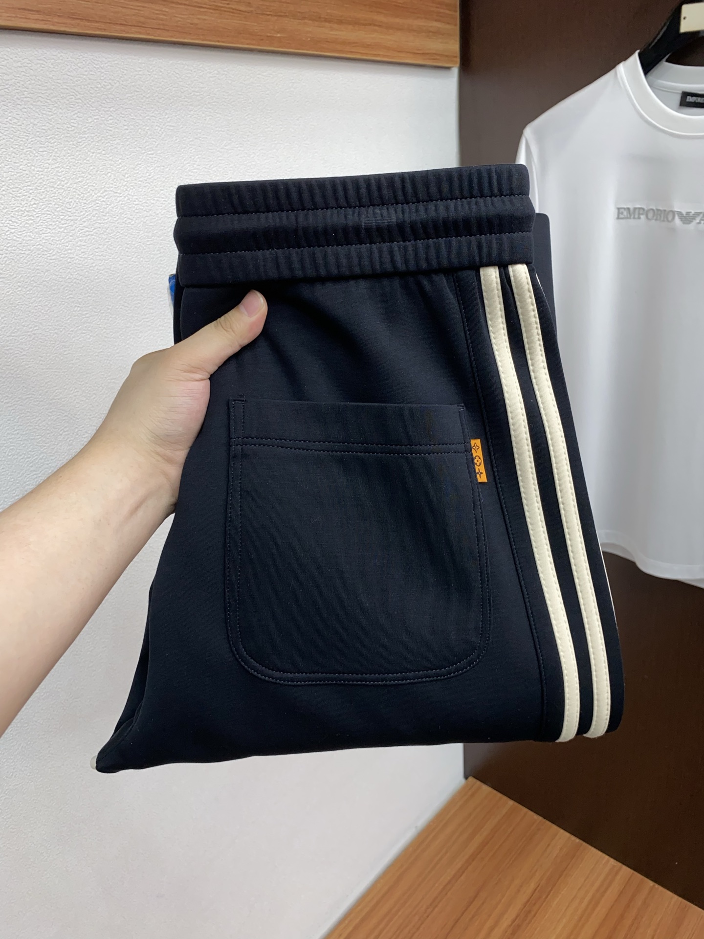 🌾 1v 路易威登 专柜新品同步上市。原单订制高品质时尚休闲裤。超级百搭款。独家定制面料，手感细腻柔软，