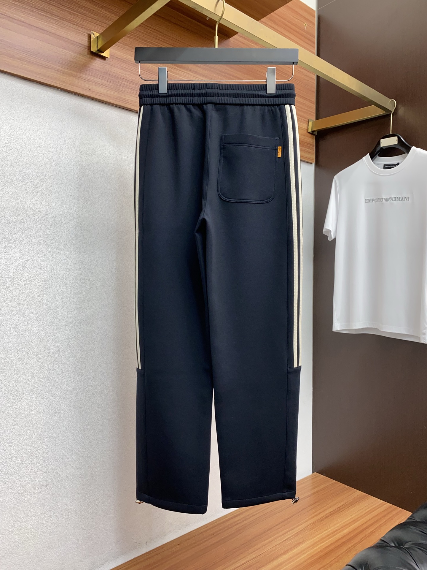 🌾 1v 路易威登 专柜新品同步上市。原单订制高品质时尚休闲裤。超级百搭款。独家定制面料，手感细腻柔软，